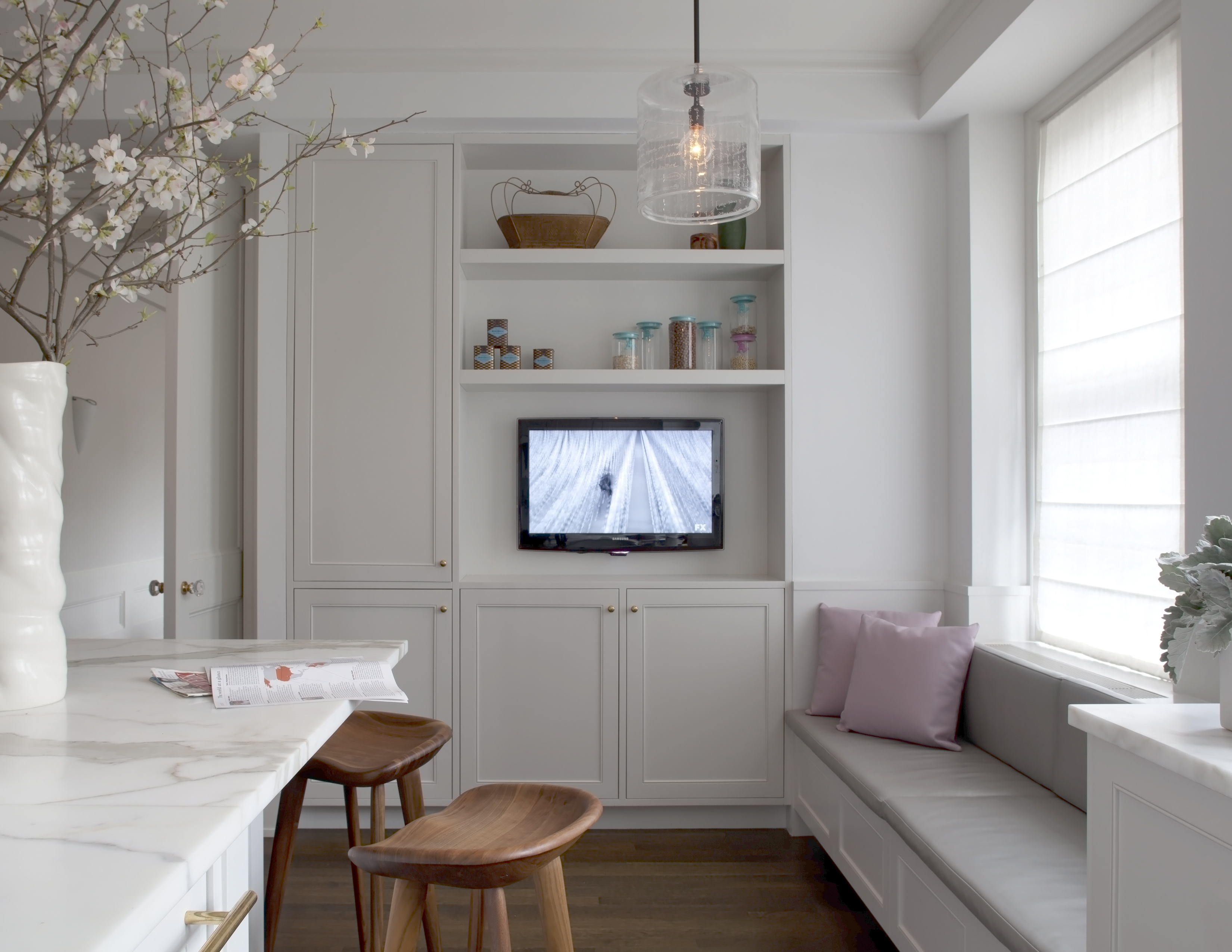 Телевизор, встроенный в стенную нишу