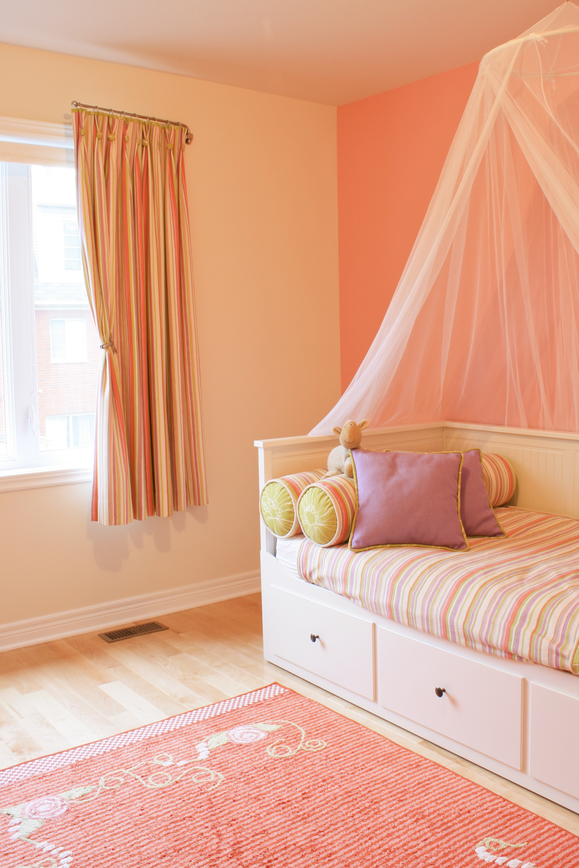 Персиковая детская комната