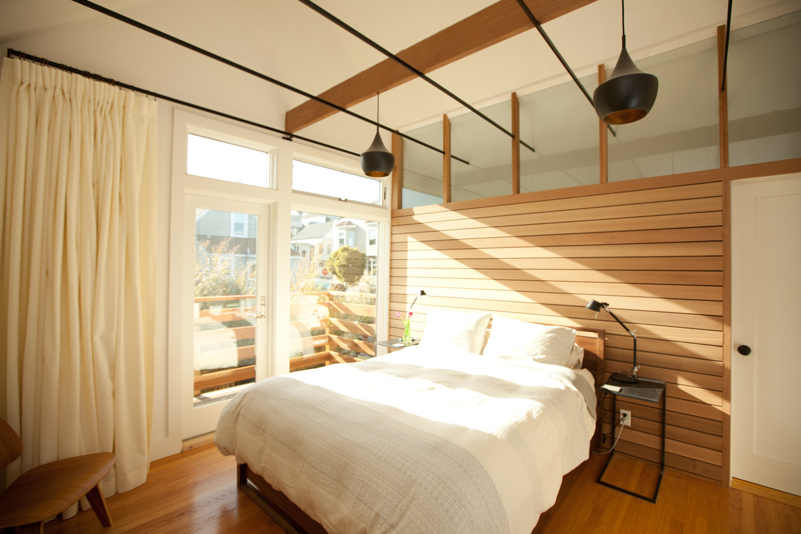 Потолок из деревянных реек в спальне