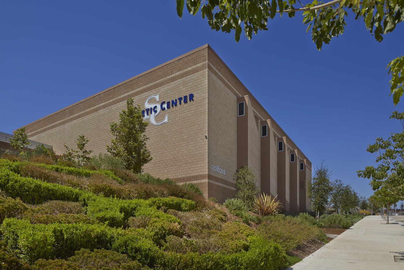 Sierra Canyon School Upper Gymnasium by Parallax Architecture and