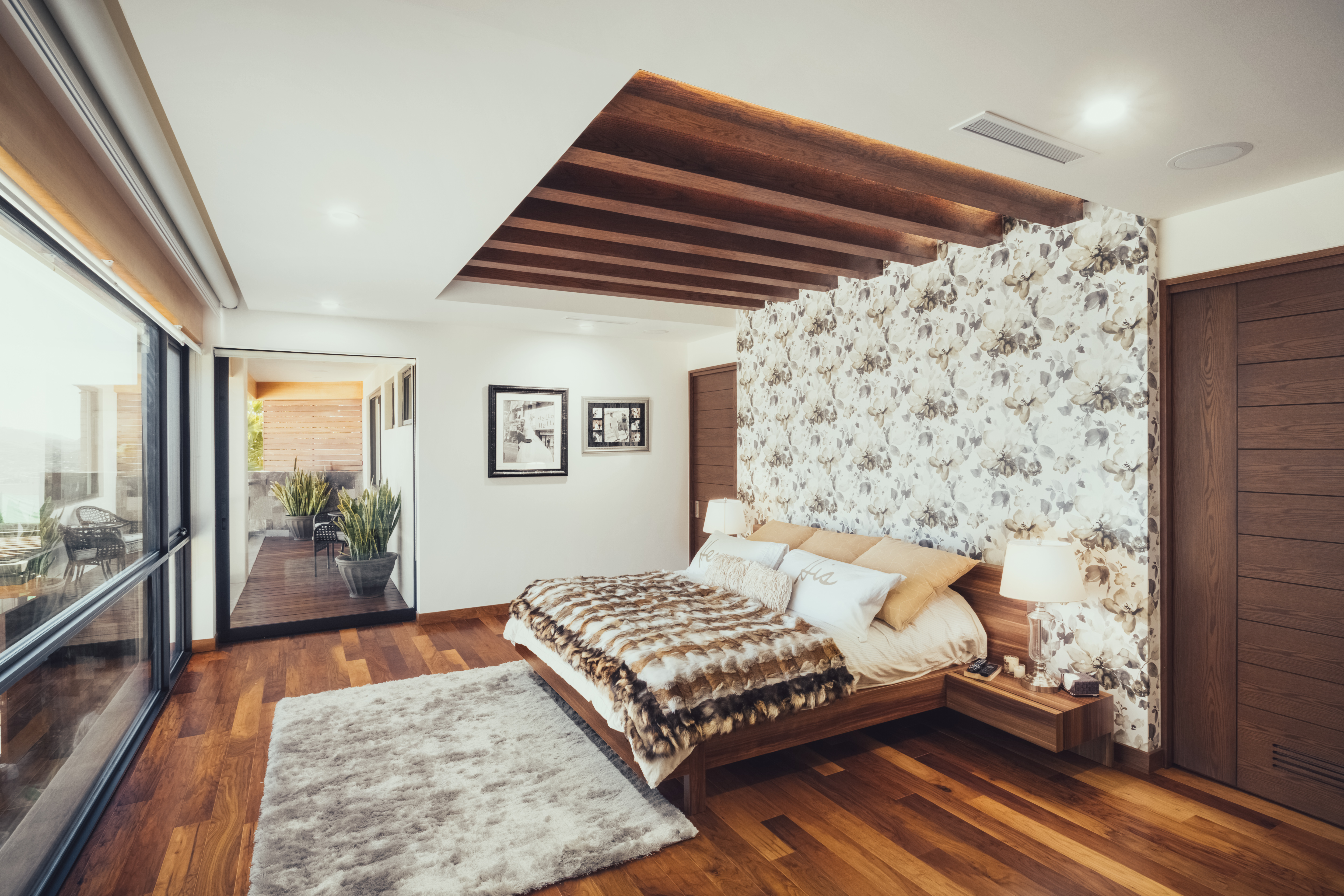 Объемный деревянный потолок в спальне