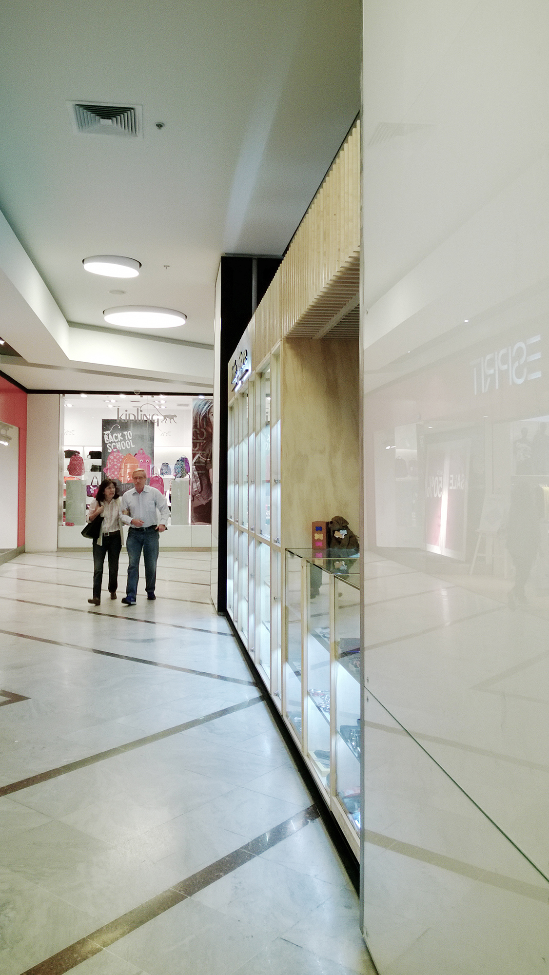 Knife Store Mall Parque Arauco by SZAA (Sarmiento Zamora Associated