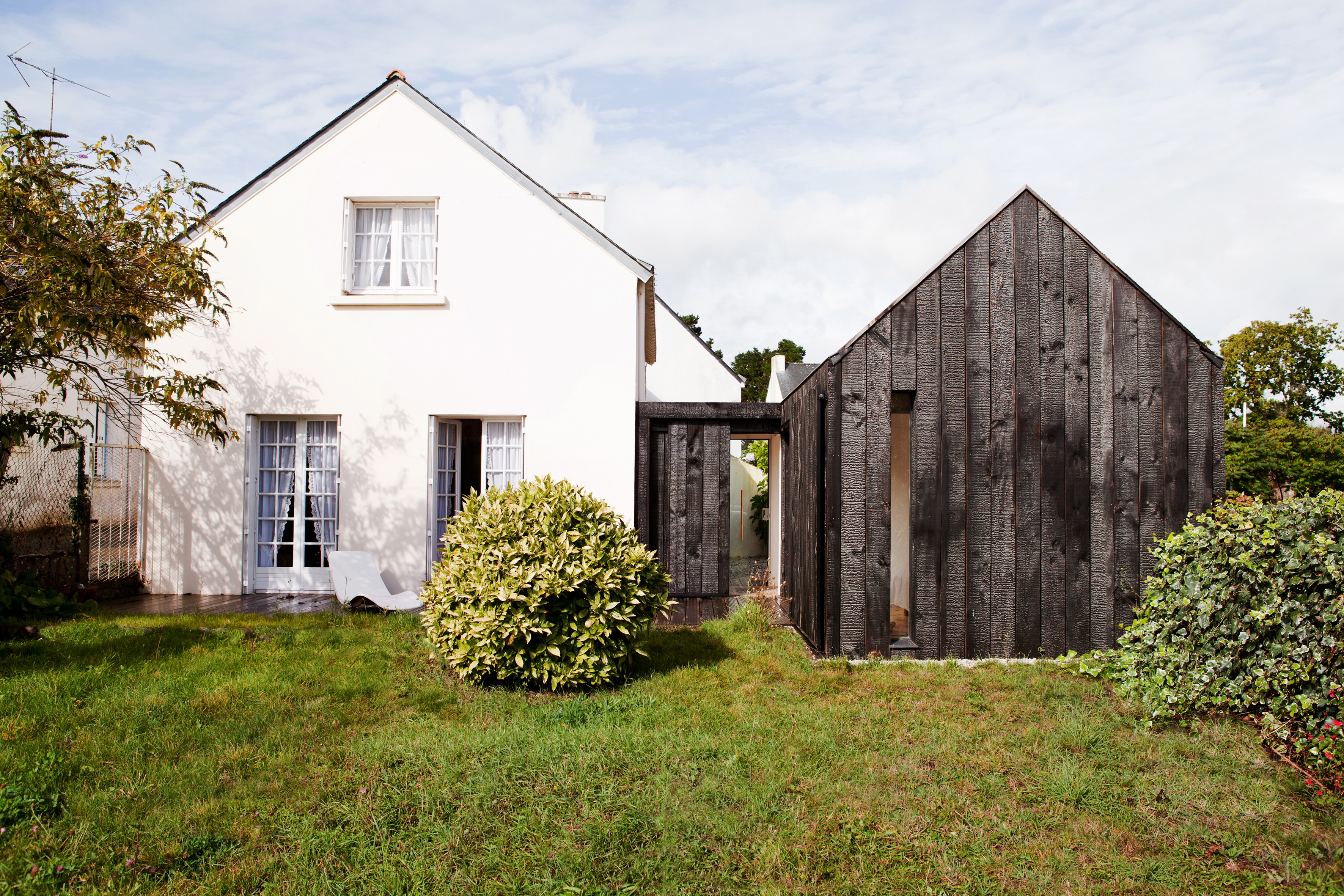 Maison en bois brûlé Ambon Architizer