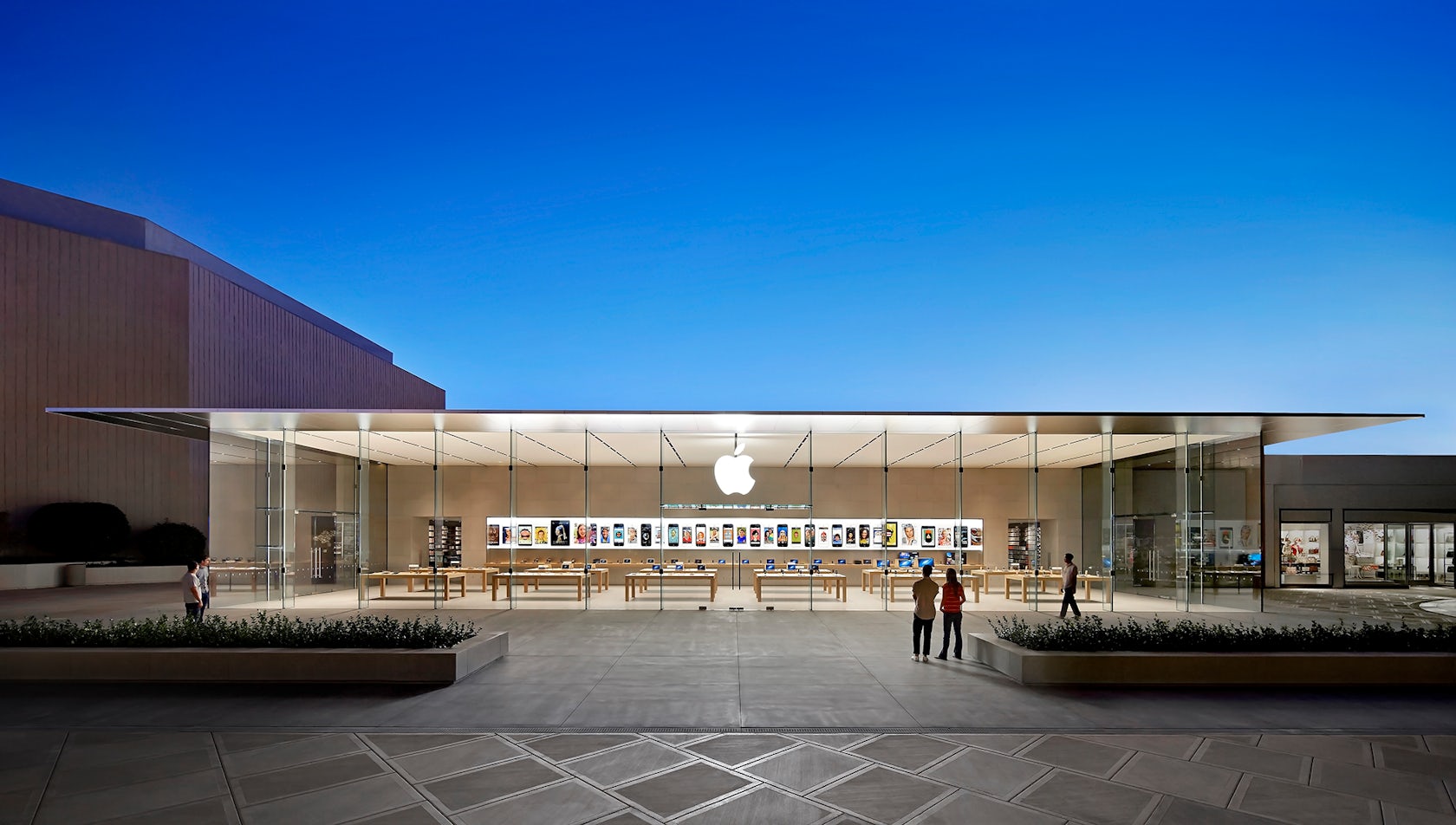 Glass facade of the Apple store at the Stanford Shopping Center, an News  Photo - Getty Images
