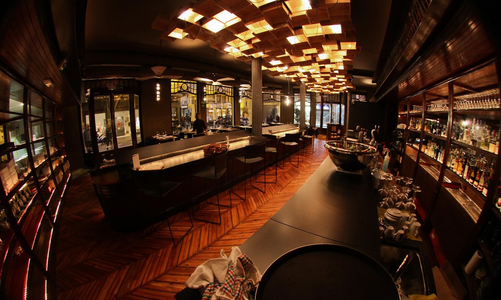 Valencia Wine&Bistro by Metrobox & Co. + Nuno Rodrigues Interiors ...