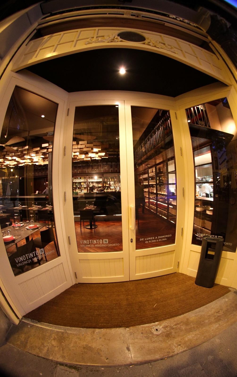 Valencia Wine&Bistro by Metrobox & Co. + Nuno Rodrigues Interiors ...