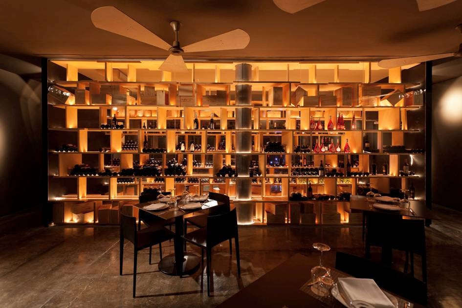 Valencia Wine&Bistro by Metrobox & Co. + Nuno Rodrigues Interiors ...