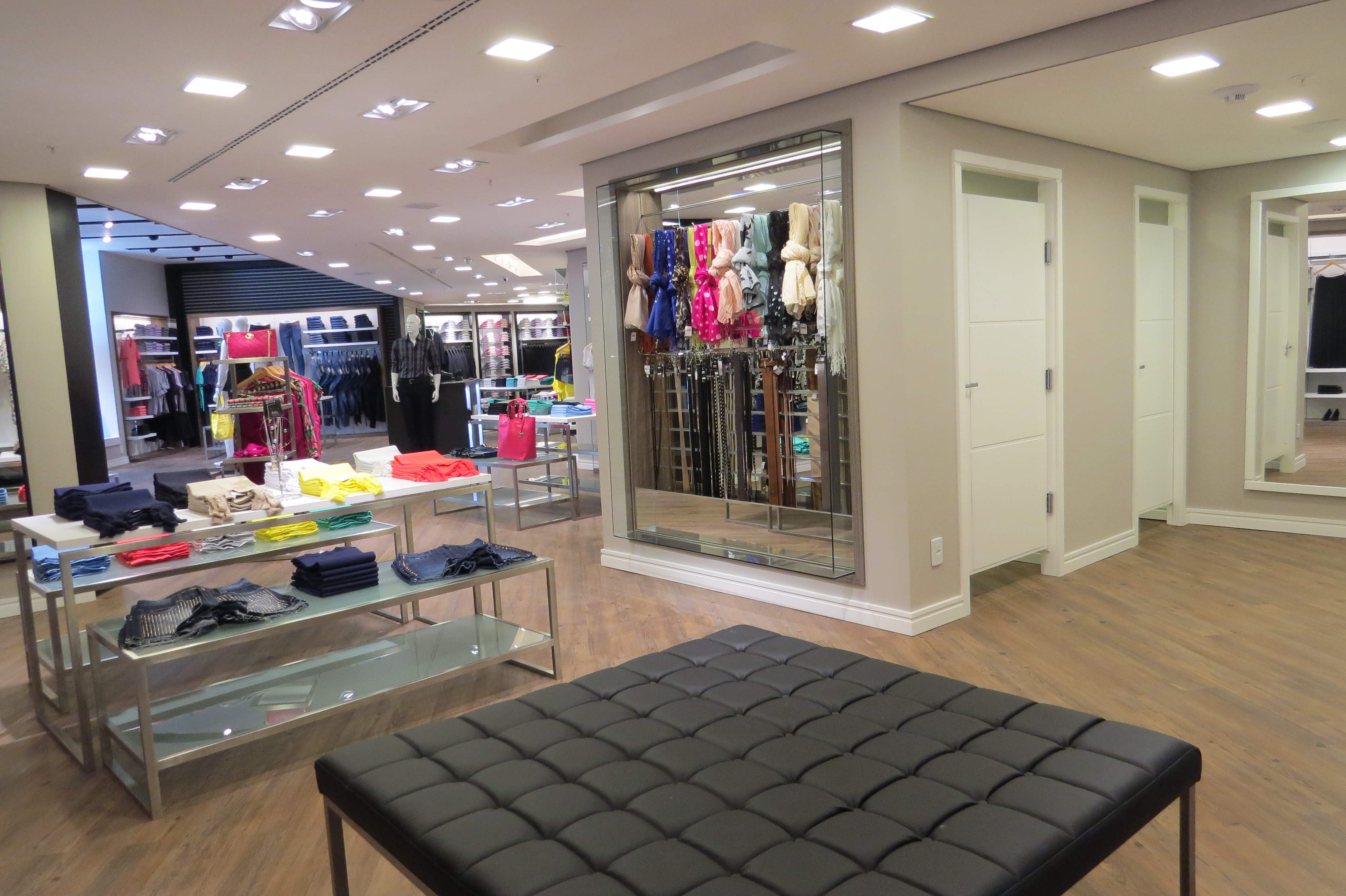 Makenji Patio Batel Shopping (Architect / Project & Construction Manager) by Beatriz Rossi