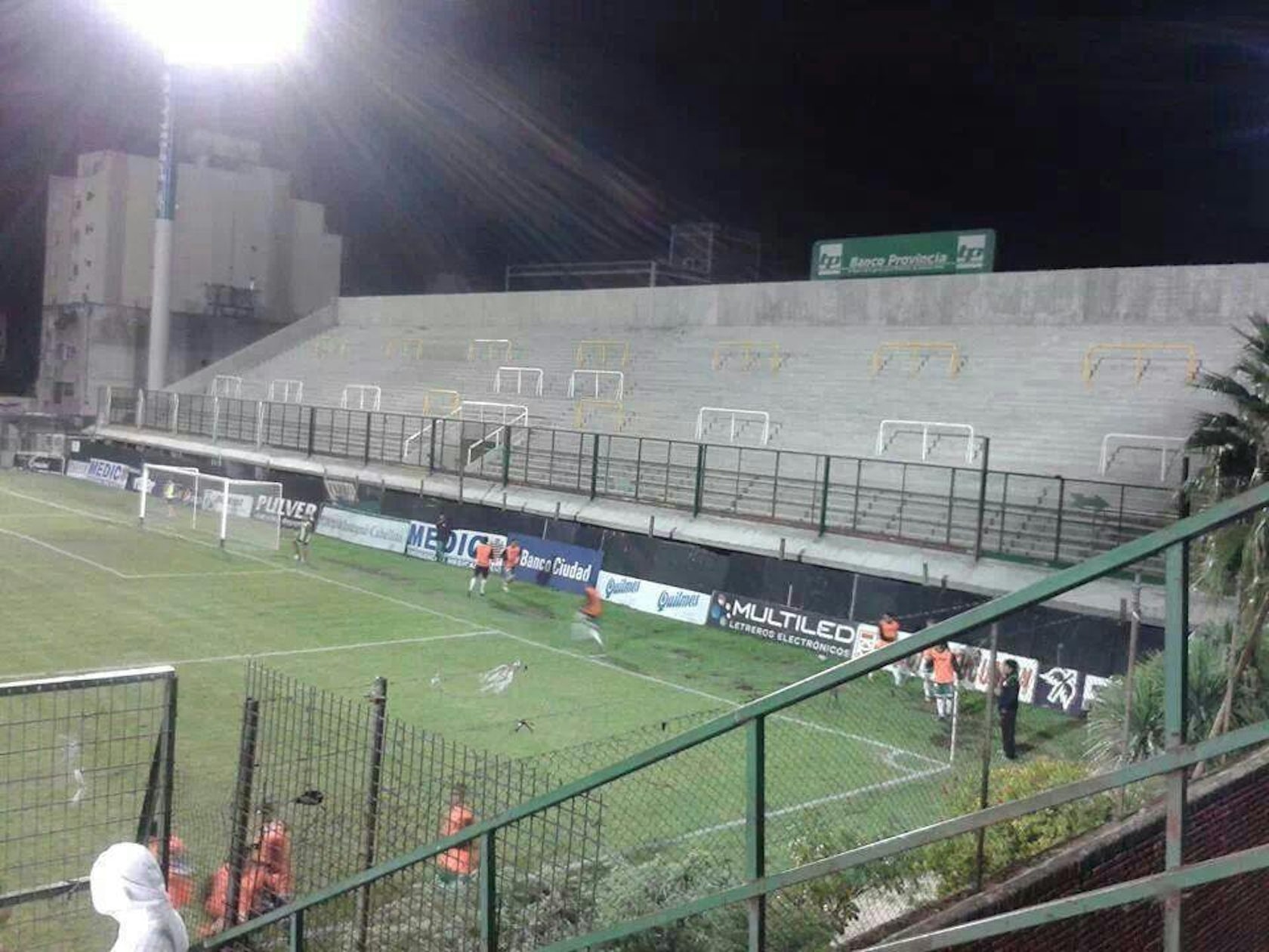 File:Antigua tribuna del estadio de Ferro Carril Oeste.jpg