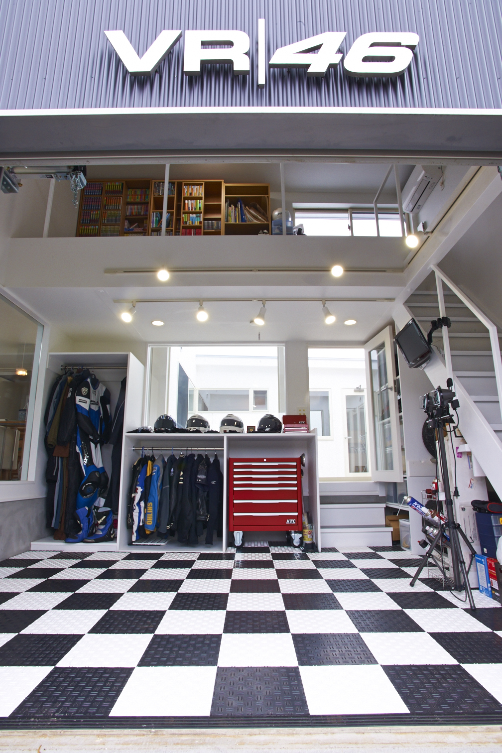 House with a courtyard & a garage - Architizer
