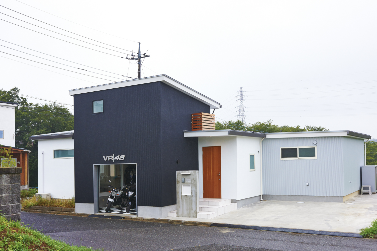 House with a courtyard & a garage - Architizer