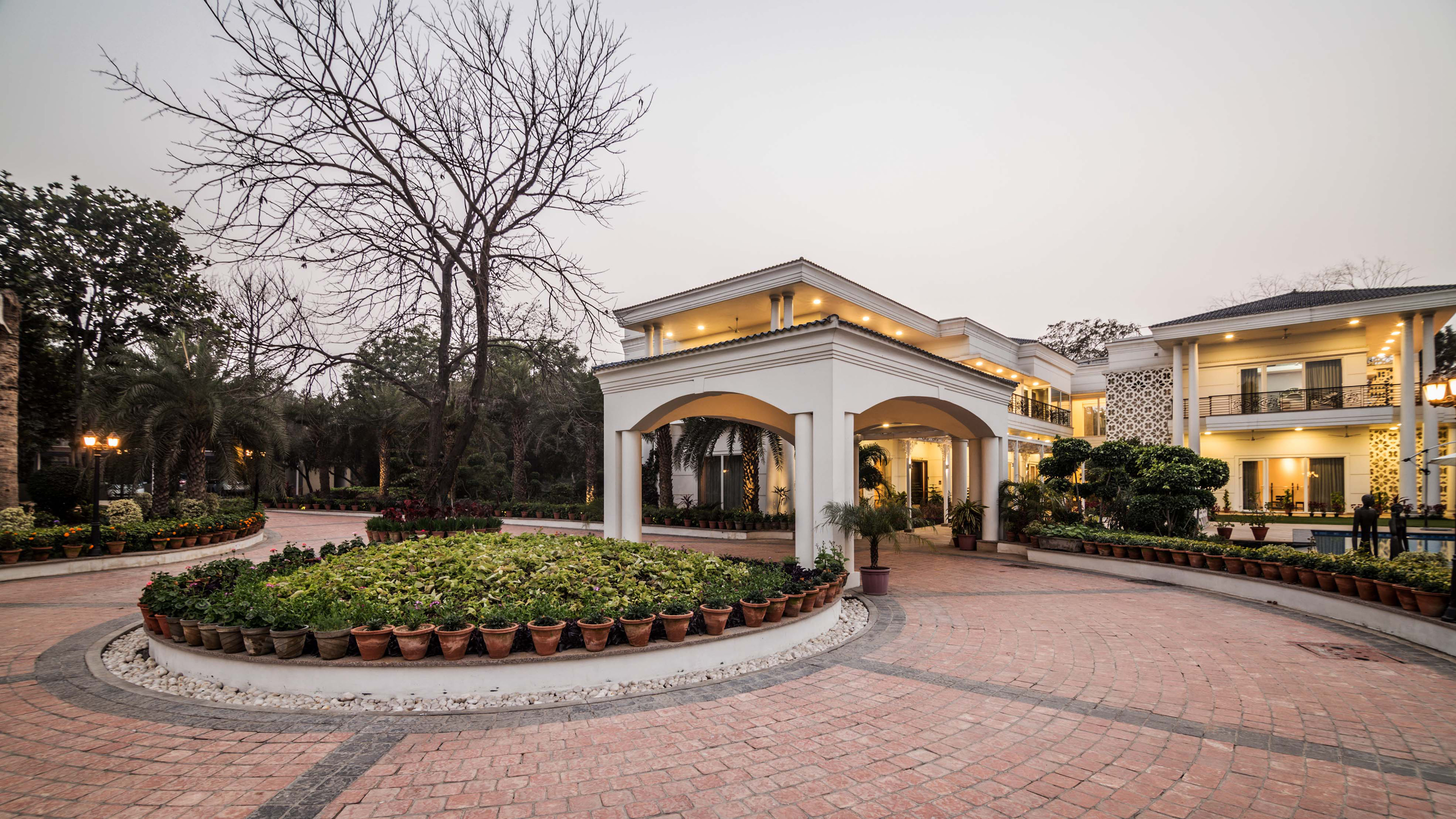 THE WHITE HABITAT FARMHOUSE,New Delhi,India. by RENESA ARCHITECTURE