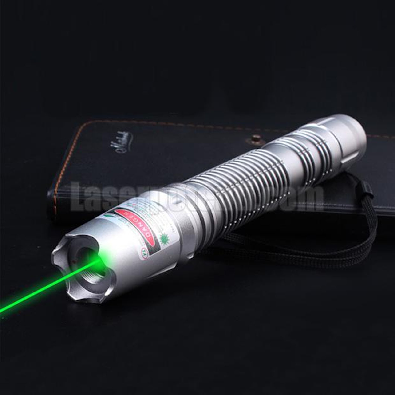 Il puntatore laser potente viene utilizzato in applicazioni