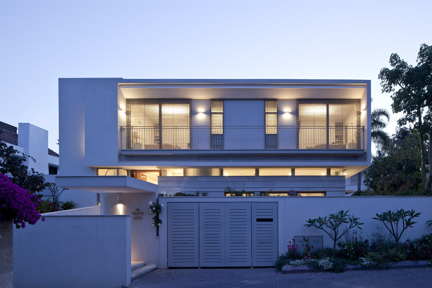 White Frame House by Amitzi Architects Architizer