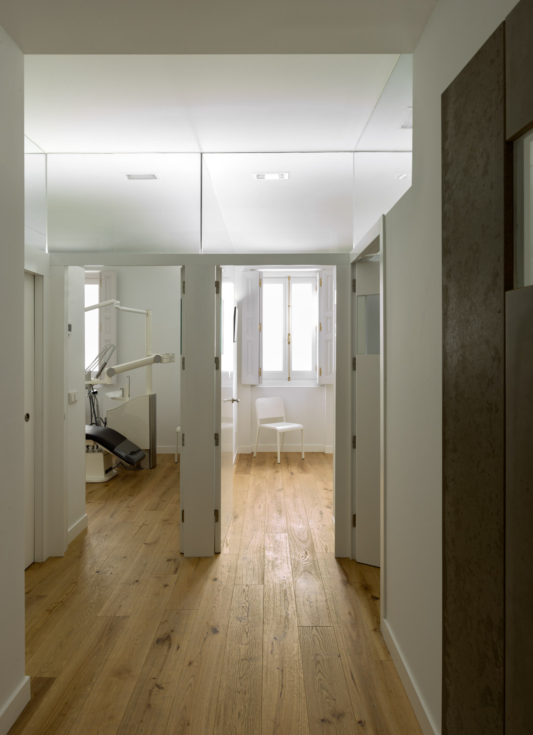 GONZALEZ-SOLANO ATELIER DENTAL by ÁBATON - Architizer