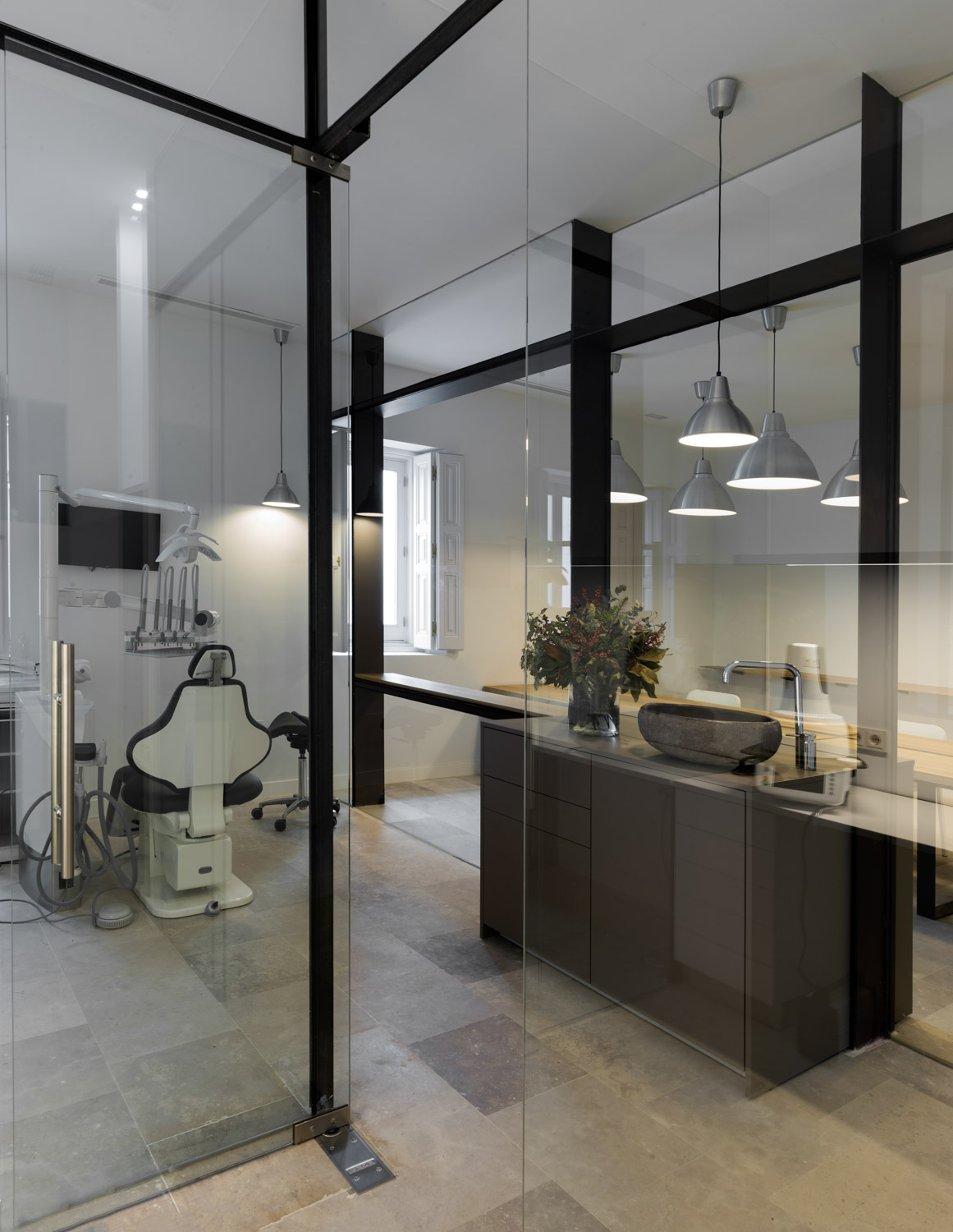 GONZALEZ-SOLANO ATELIER DENTAL by ÁBATON - Architizer