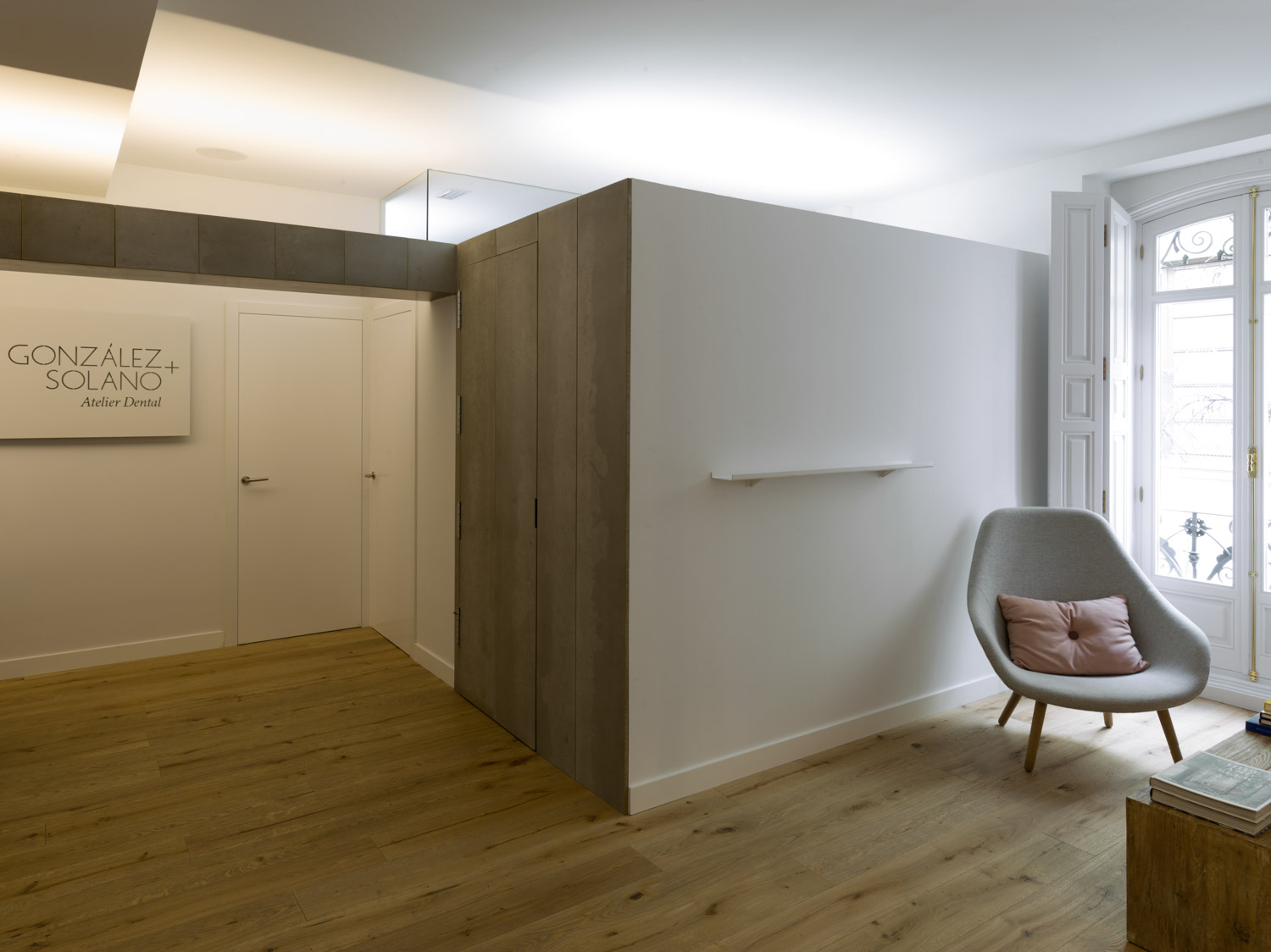 GONZALEZ-SOLANO ATELIER DENTAL by ÁBATON - Architizer