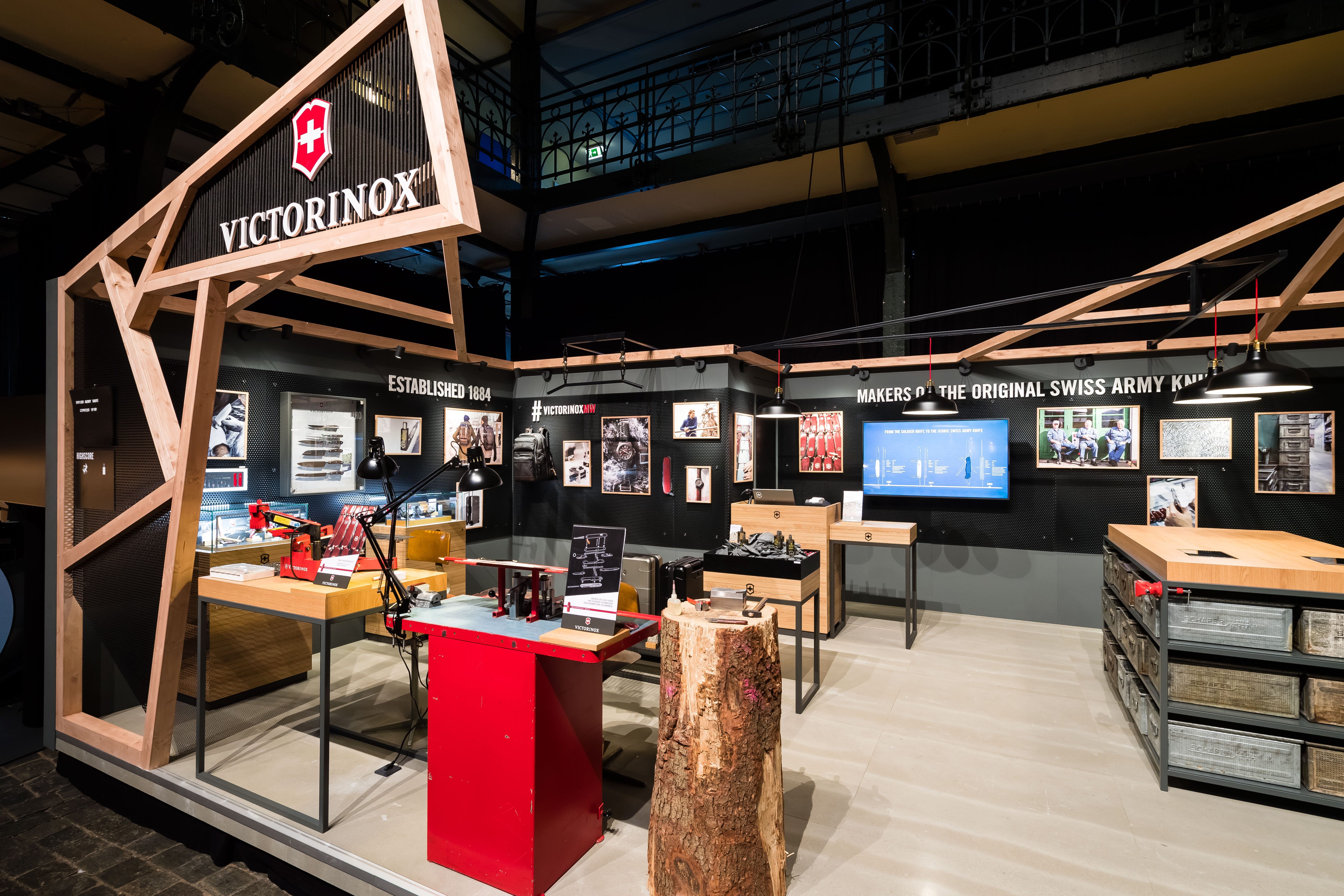 victorinox-messestand-by-dfrost-retail-identity-architizer