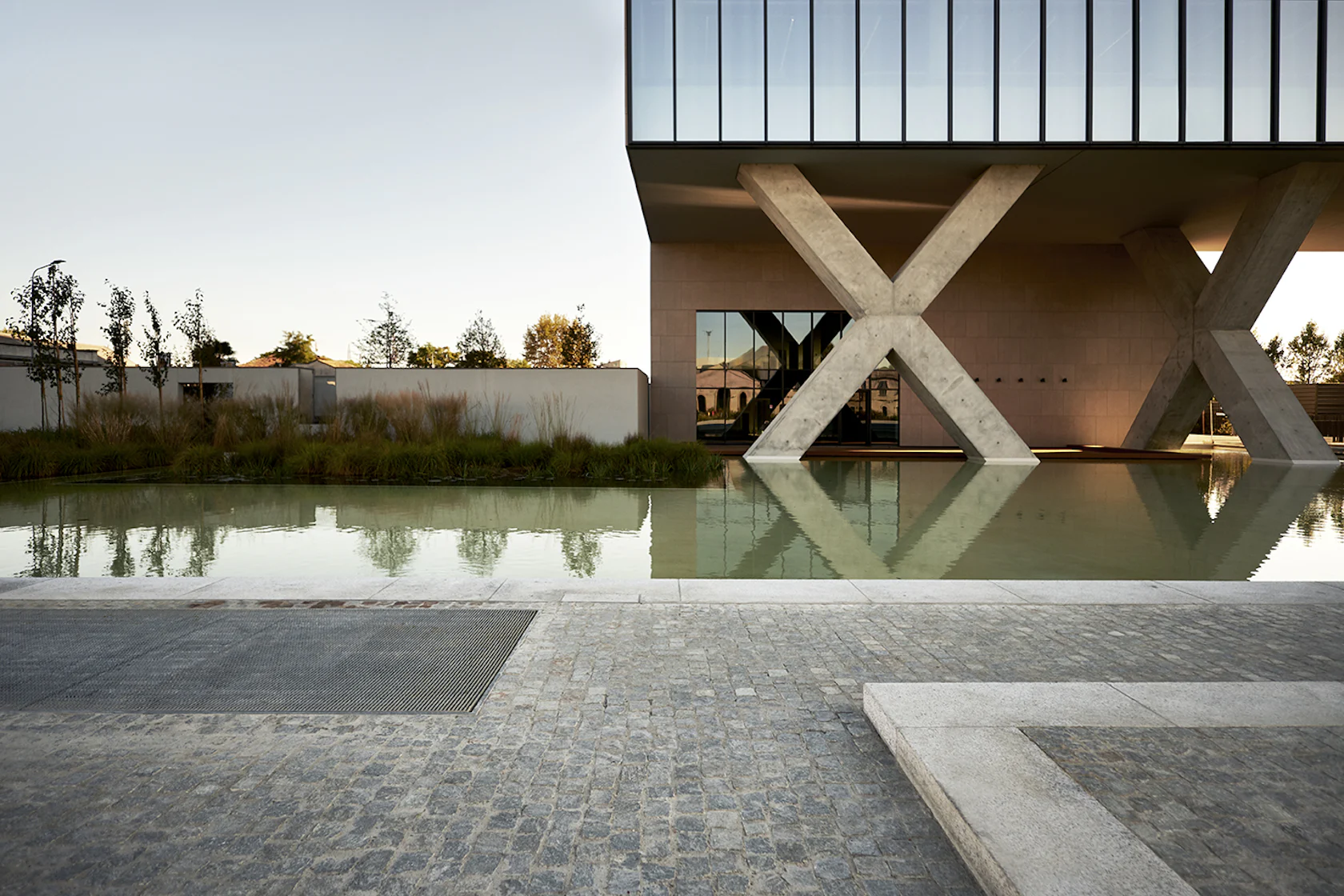 Детали ландшафтного дизайна и архитектуры Symbiosis