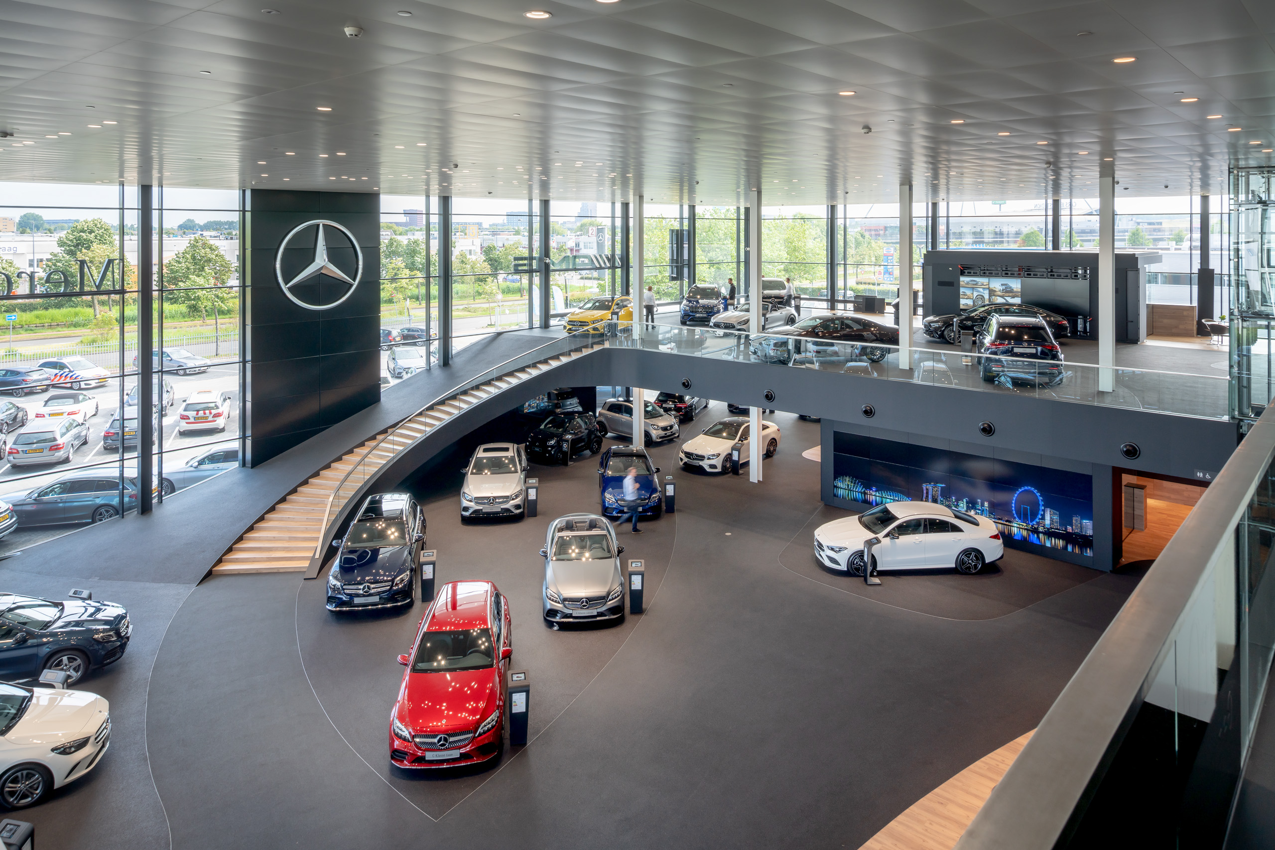 FLAGSHIPSTORE MERCEDESBENZ THE HAGUE by Ibelings van Tilburg
