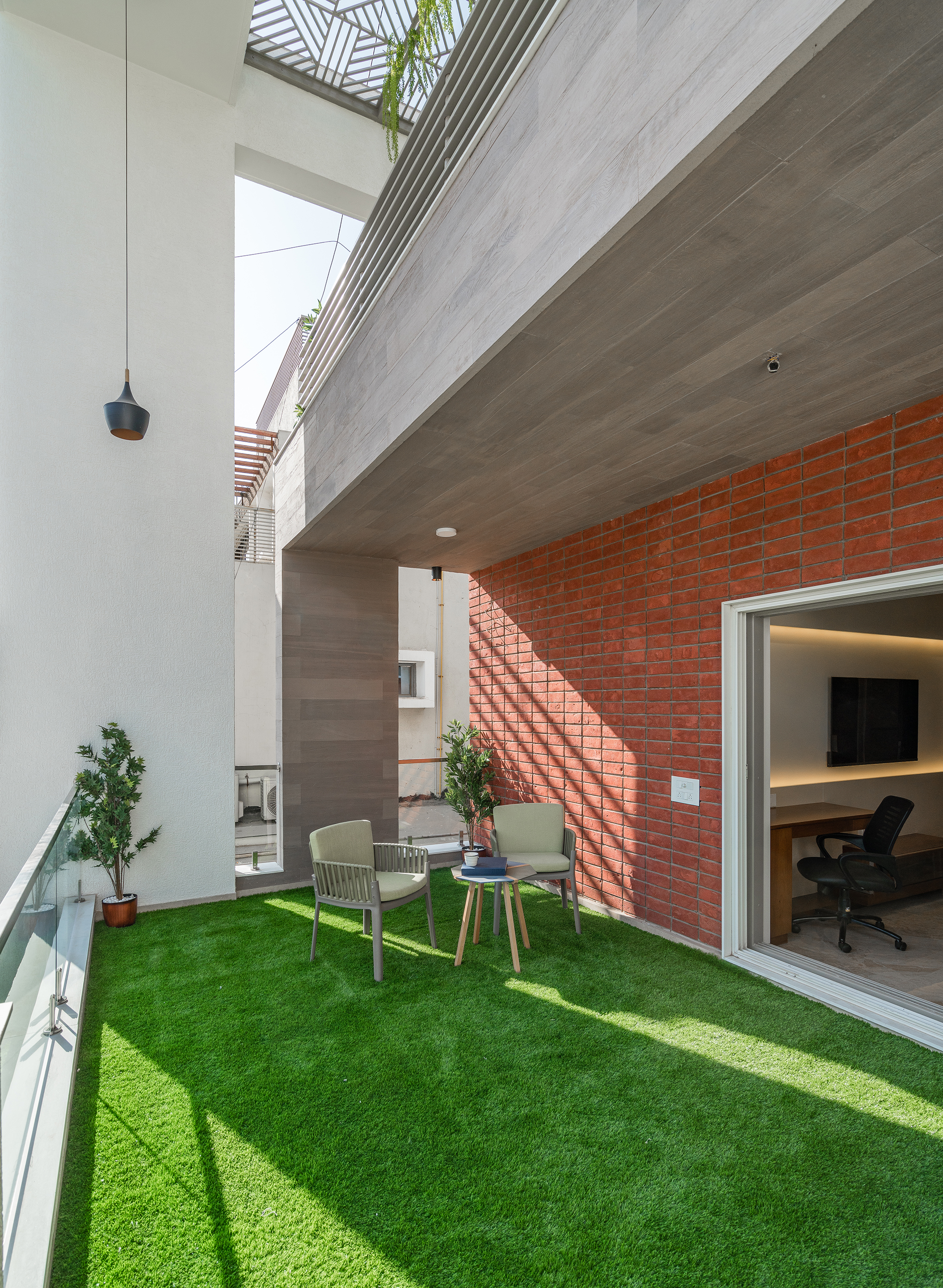 THE SHADED HOUSE AHMEDABAD PRASHANT PARMAR ARCHITECT by Prashant