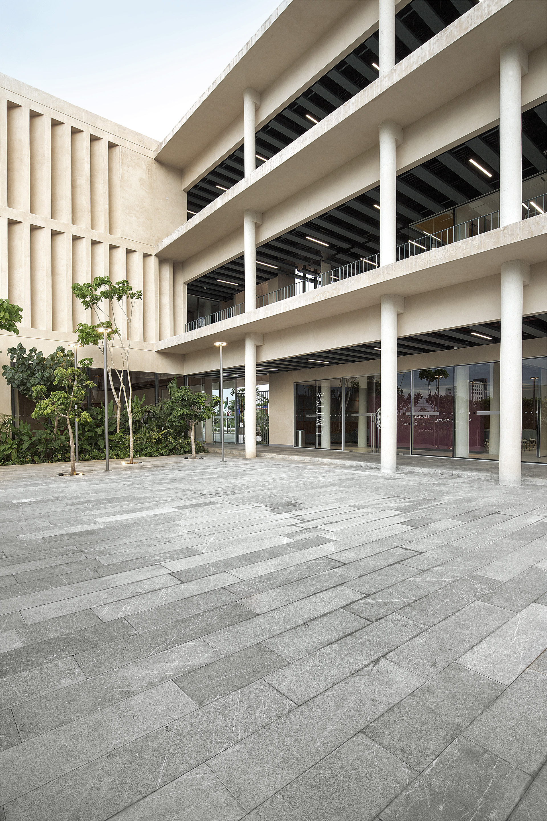 Escuela Bancaria Y Comercial, EBC Campus Mérida By Ignacio Urquiza ...