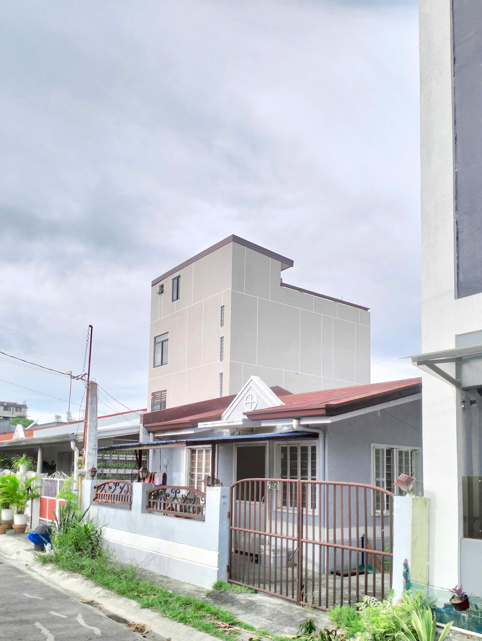 CASA DMNA by Eugene Ragpa Architecture + Oleihc & Enegue Builders