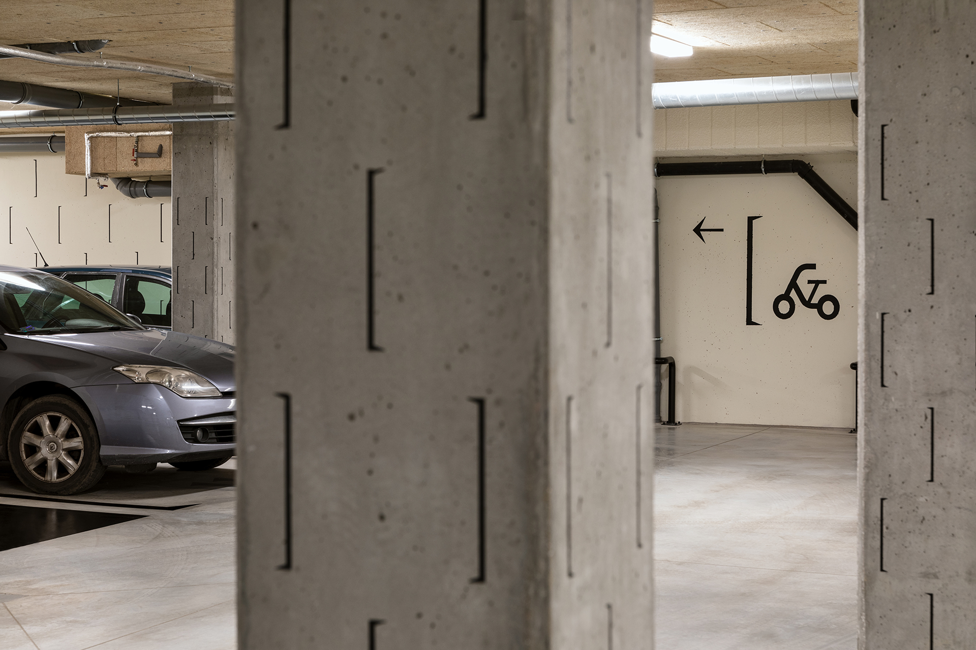 Wayfinding system in Wiszące Ogrody Apartment building by blank studio ... - Green Apartment Building Wayfinding Systems