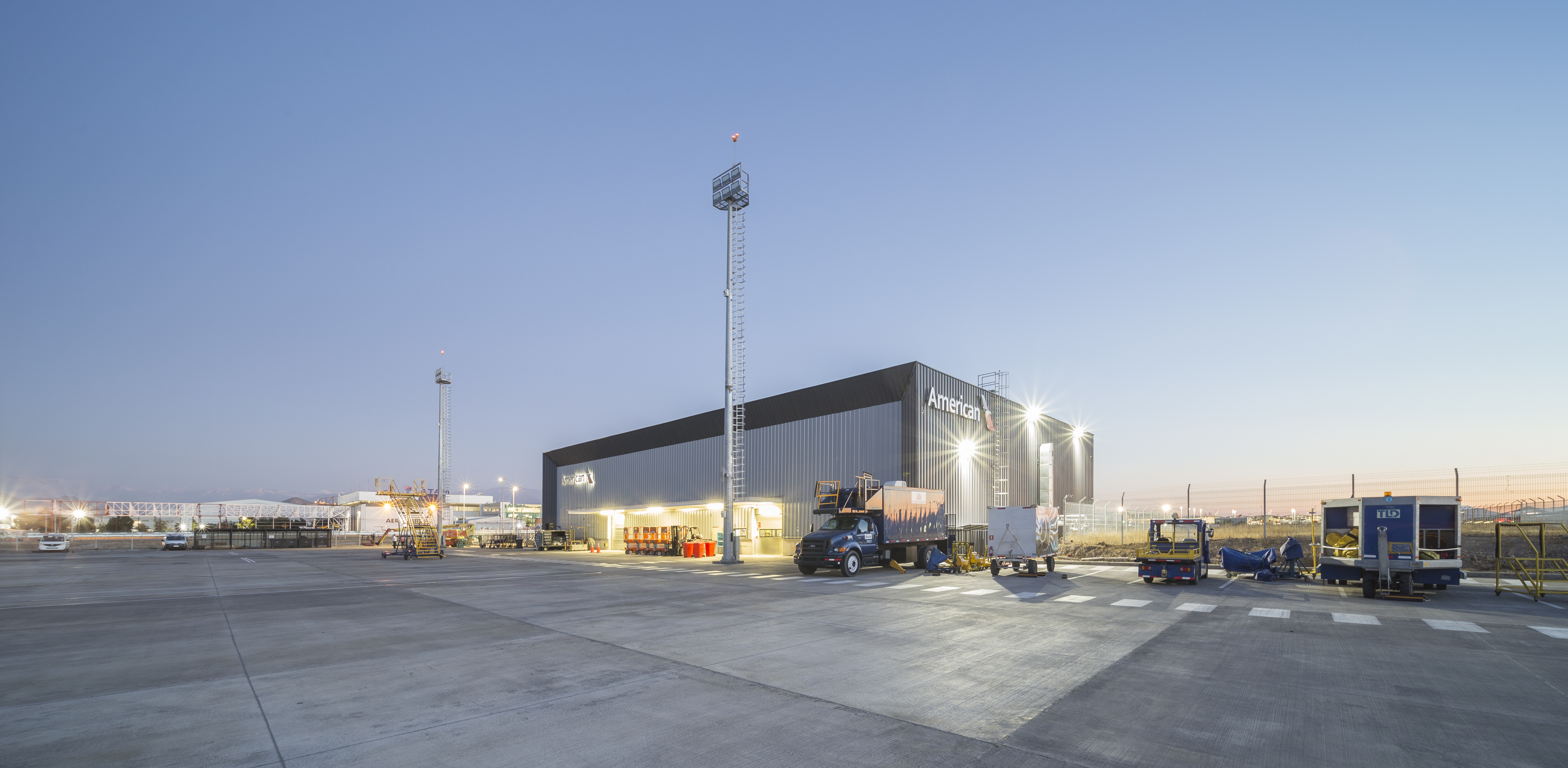 AIRCRAFT MAINTENANCE AMERICAN AIRLINES visual data 3