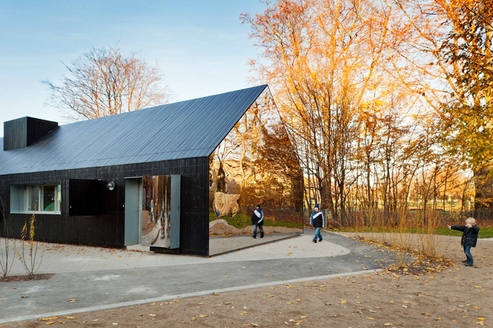 Gallery of Mirrors in Architecture: Possibilities of Reflected Space - 14
