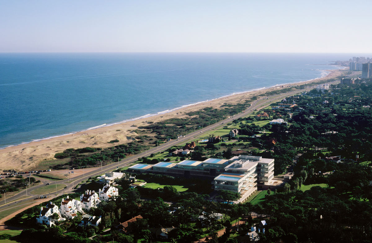 Peninsula Edificio Casino Miguez Punta del Este, Uruguay — book