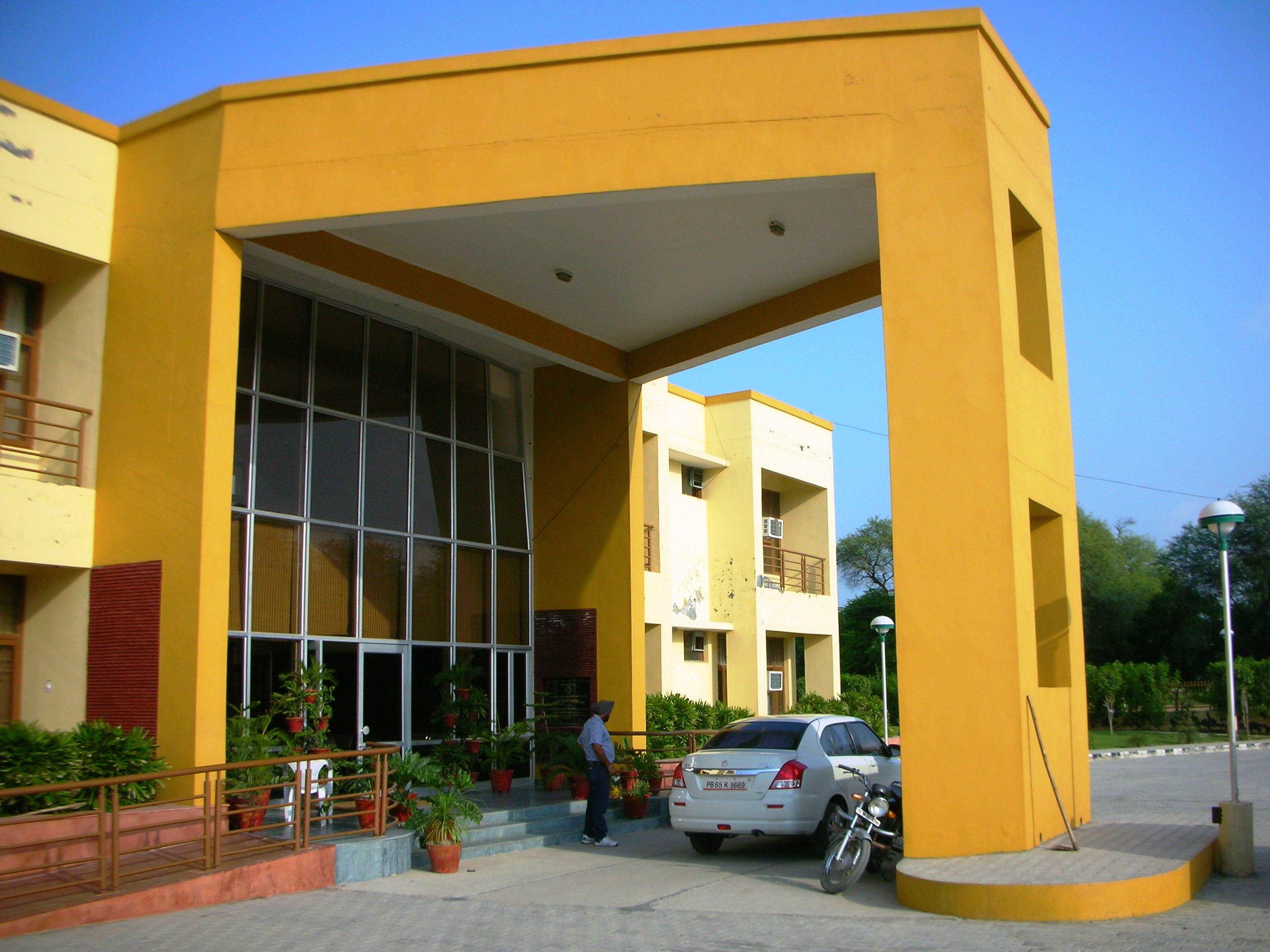 YATRI NIWAS, TALWANDI SABO, PUNJAB Architizer