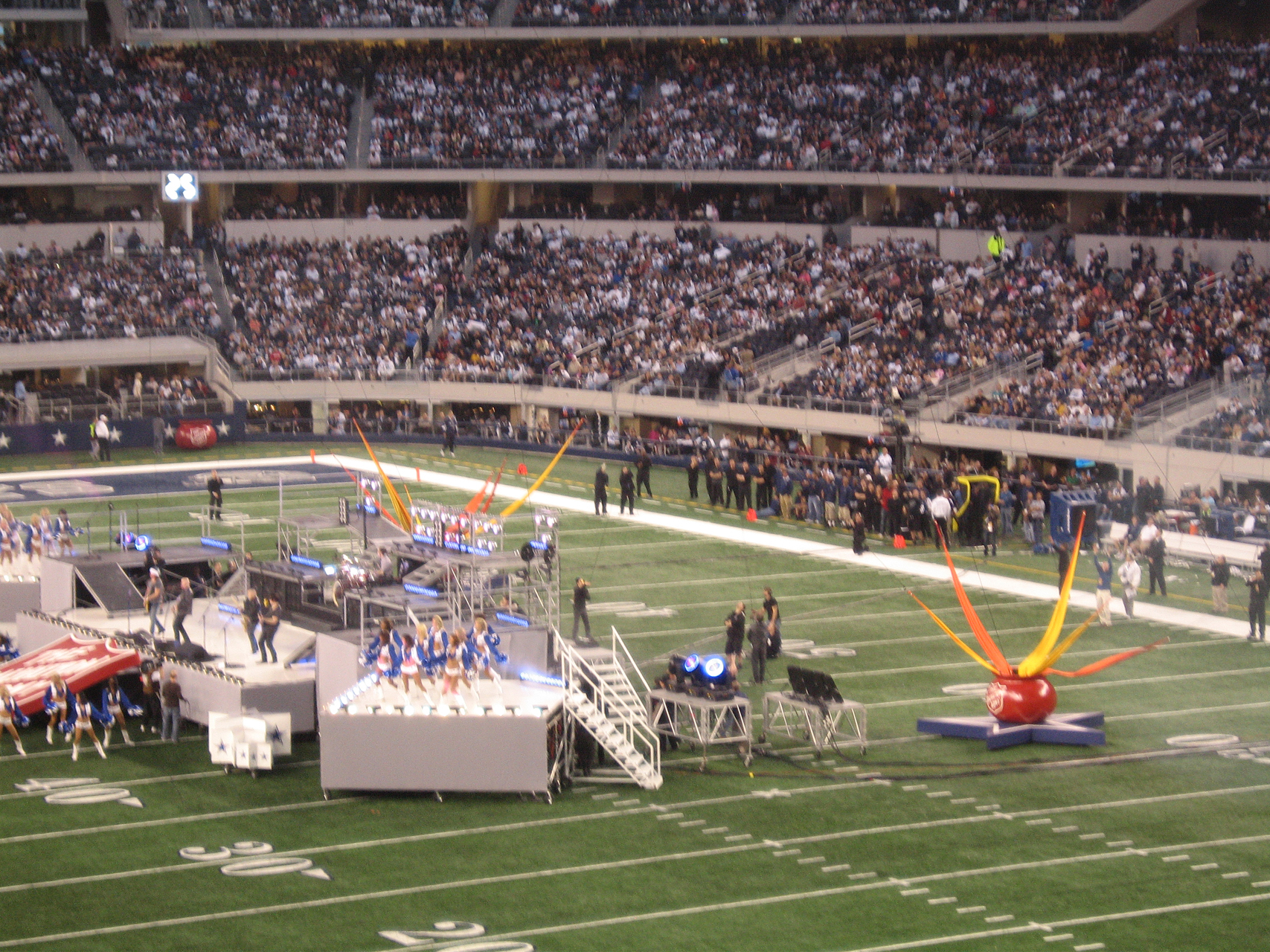 Dallas Cowboys Thanksgiving Halftime Show 2009 by Pink Powered by Moss