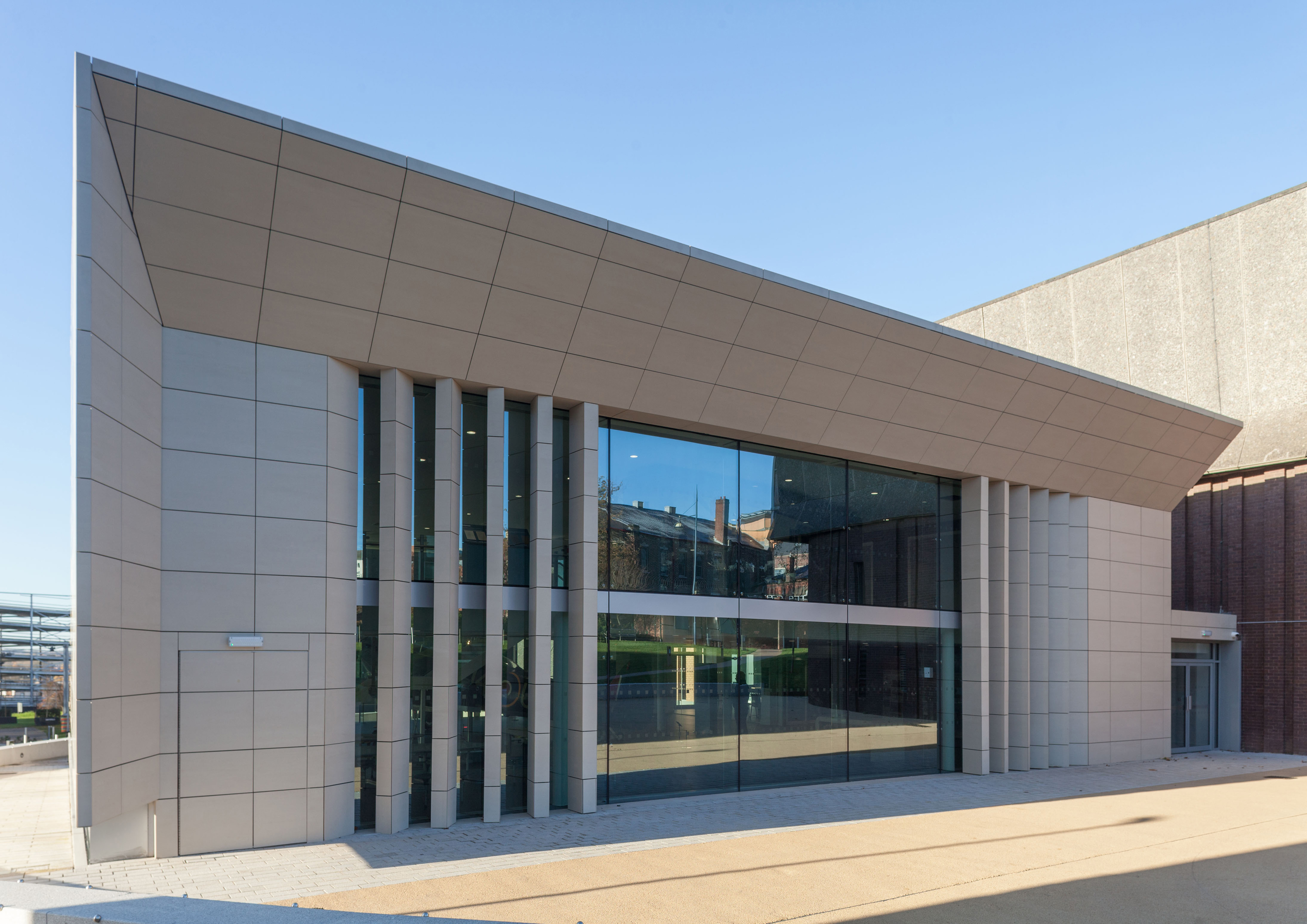The Potteries Museum and Art Gallery: façade cladding in porcelain stoneware