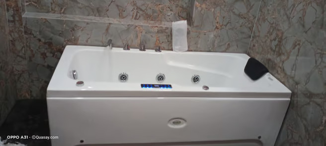 Quinto - Single Seater Jacuzzi Bathtub