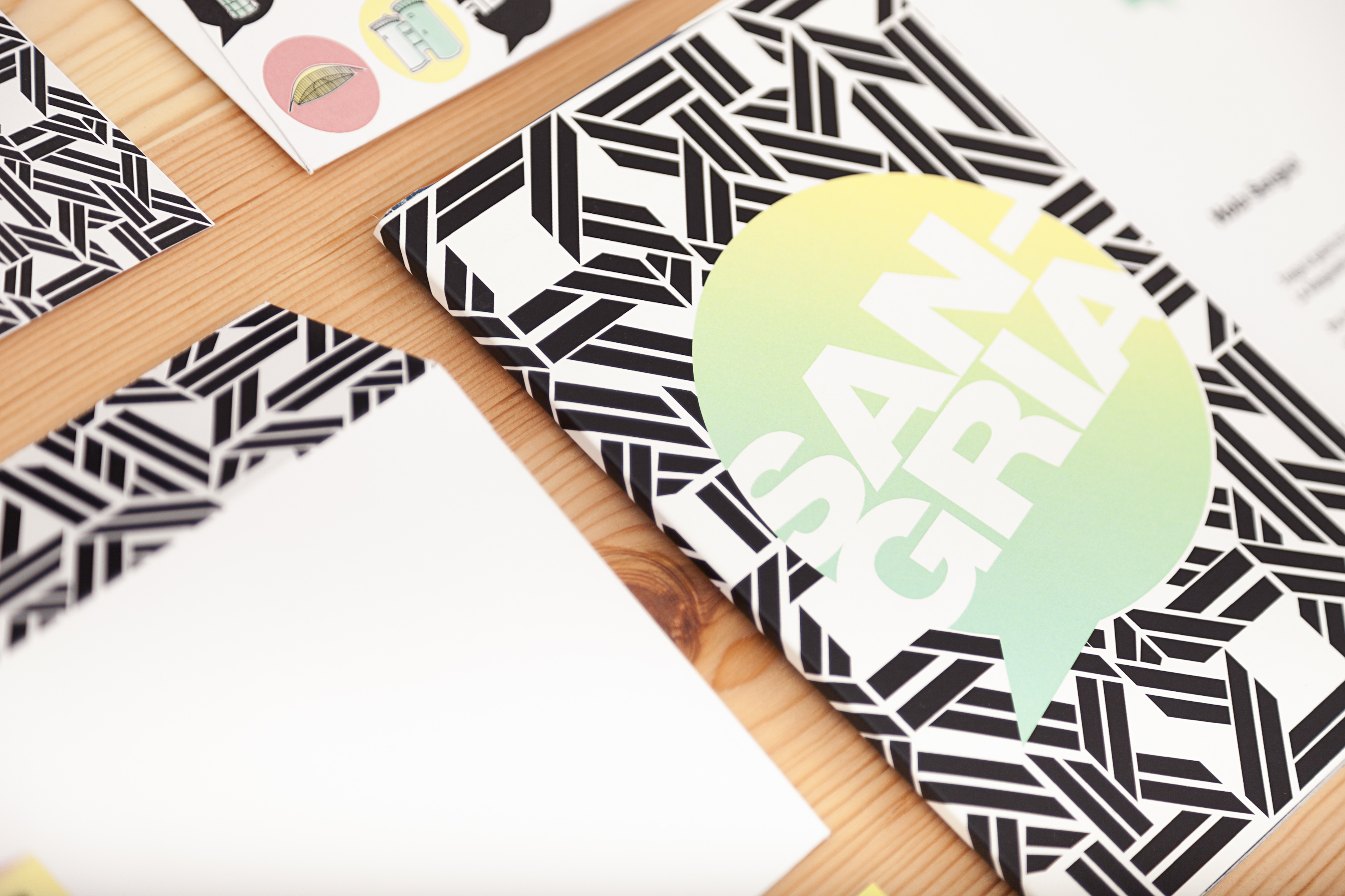 2 day languages. Фирменный стиль школы. Авторы: masquespacio. Креативные зоны в школе. Пластический язык интерьера.