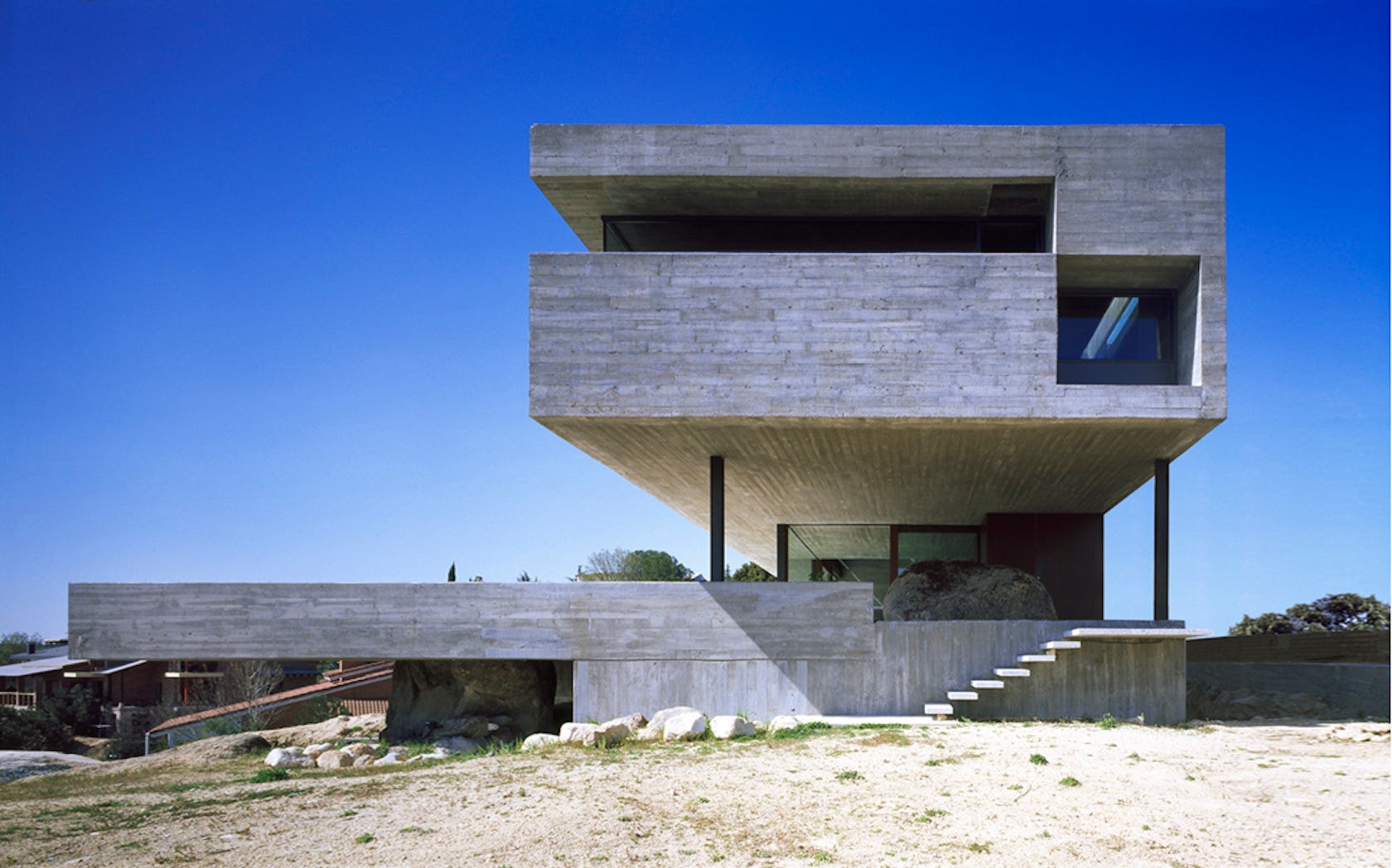 Machines for Living: 8 Houses Inspired by Le Corbusier's Five