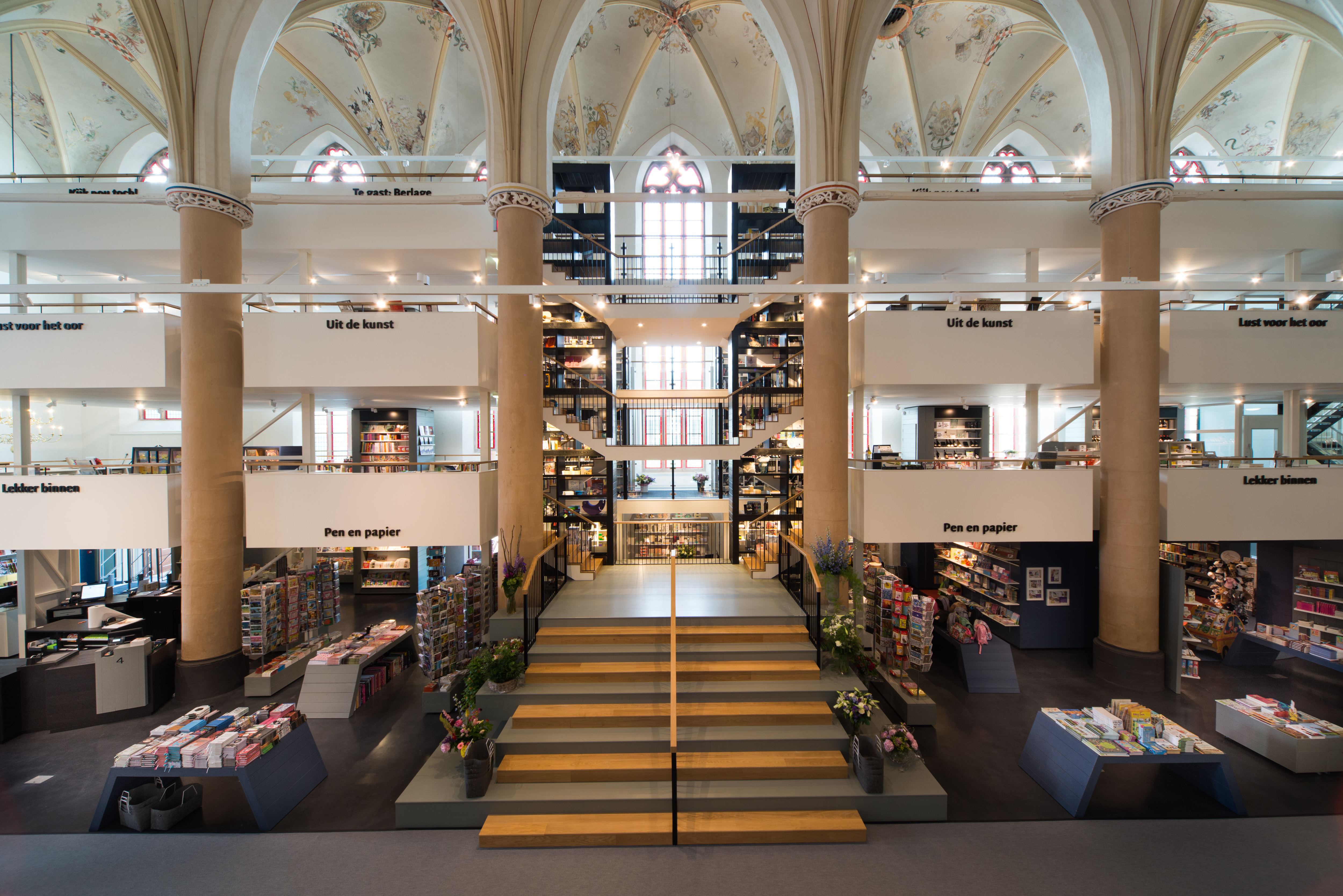Книжный магазин архитектура. Книжный магазин. Книжный магазин внутри. Книжный магазин изнутри. Книжный магазин фото внутри.
