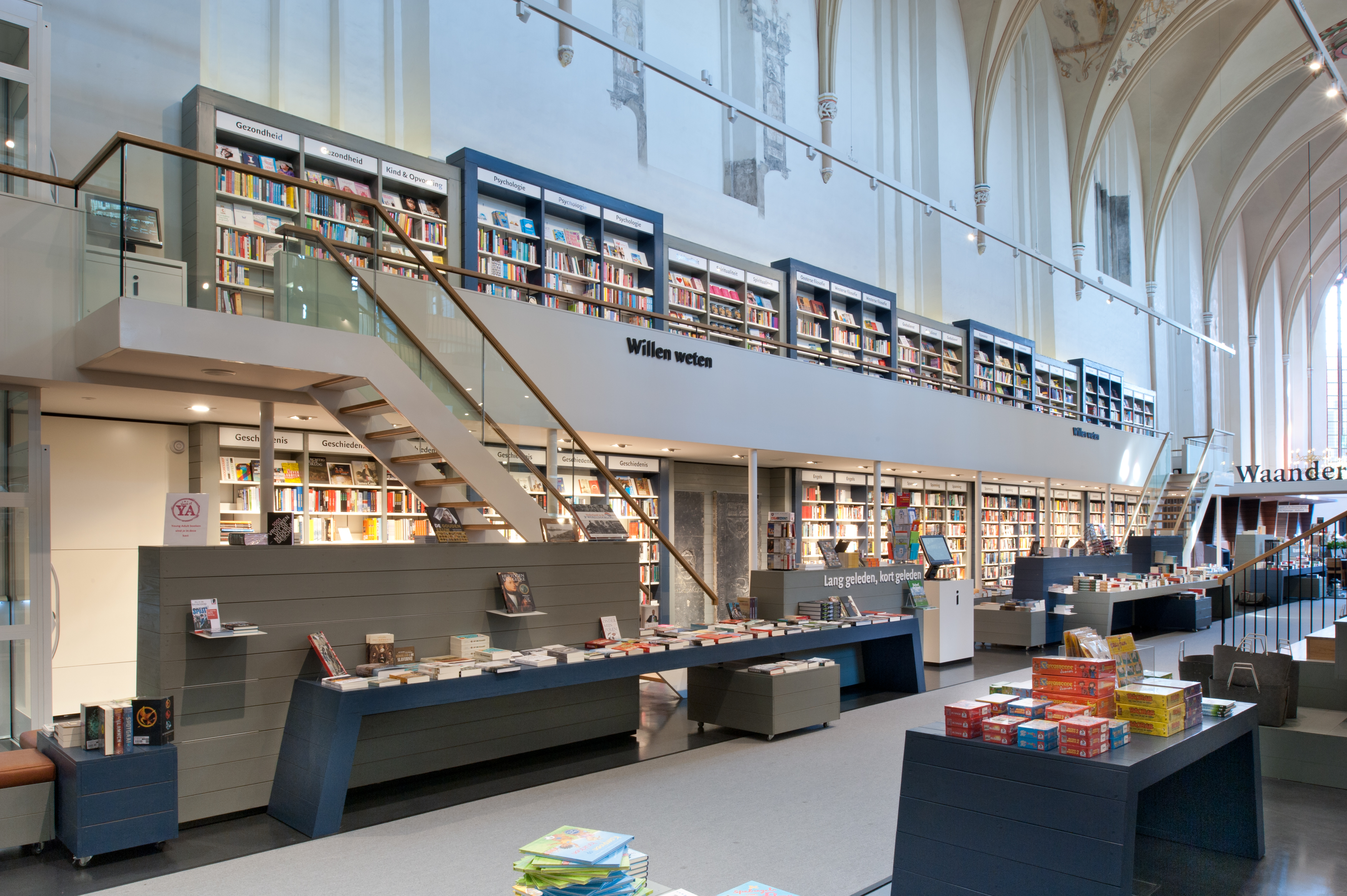 Книжный магазин архитектура. Книжные магазины в Европе. Книжный магазин внутри. Книжный магазин изнутри. Книжный магазин здание изнутри.