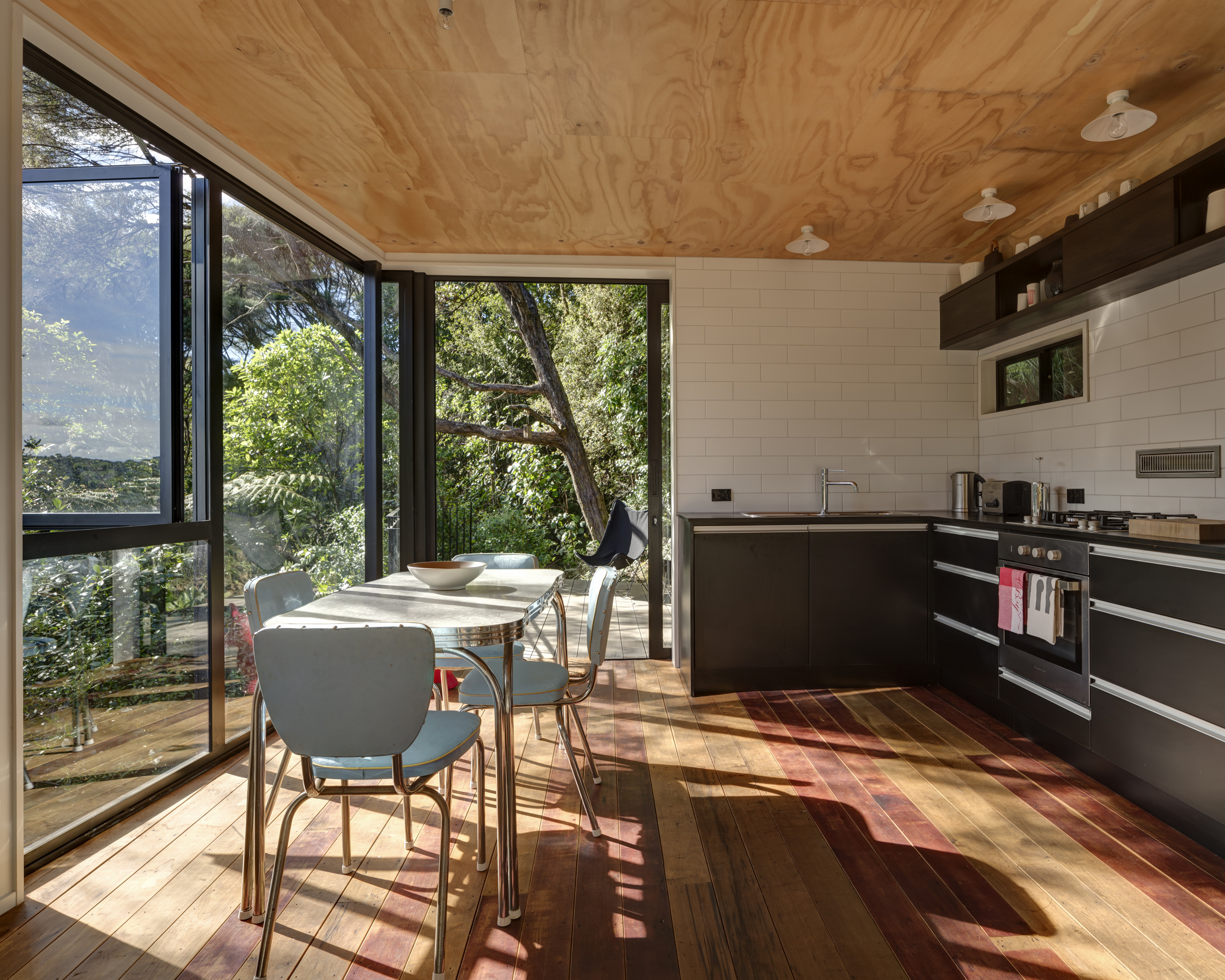 Кухня с панорамными окнами на даче