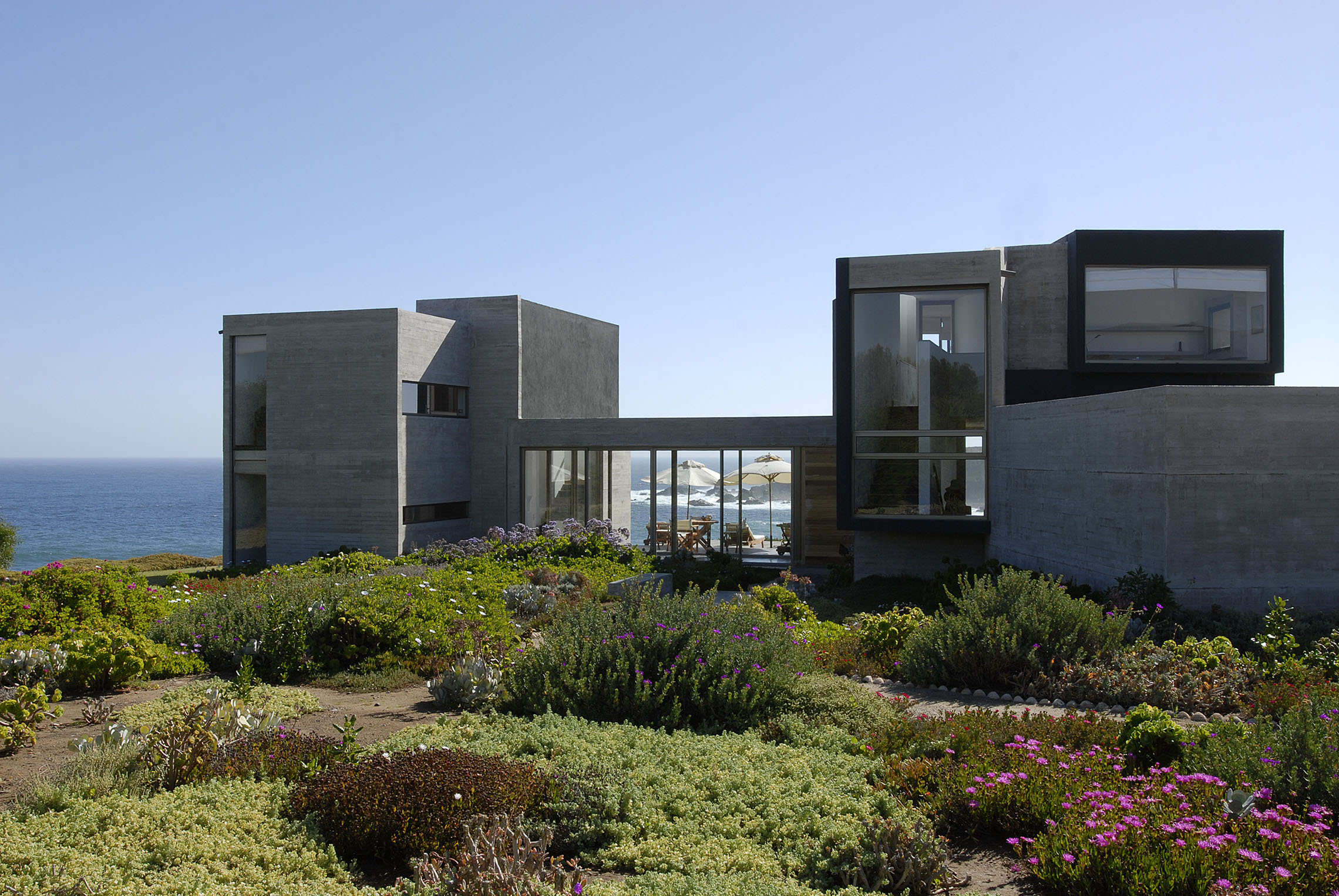 Два объединенных дома. Современная архитектура Чили. Галерея между домами. Дом из нескольких. Дом из двух частей.