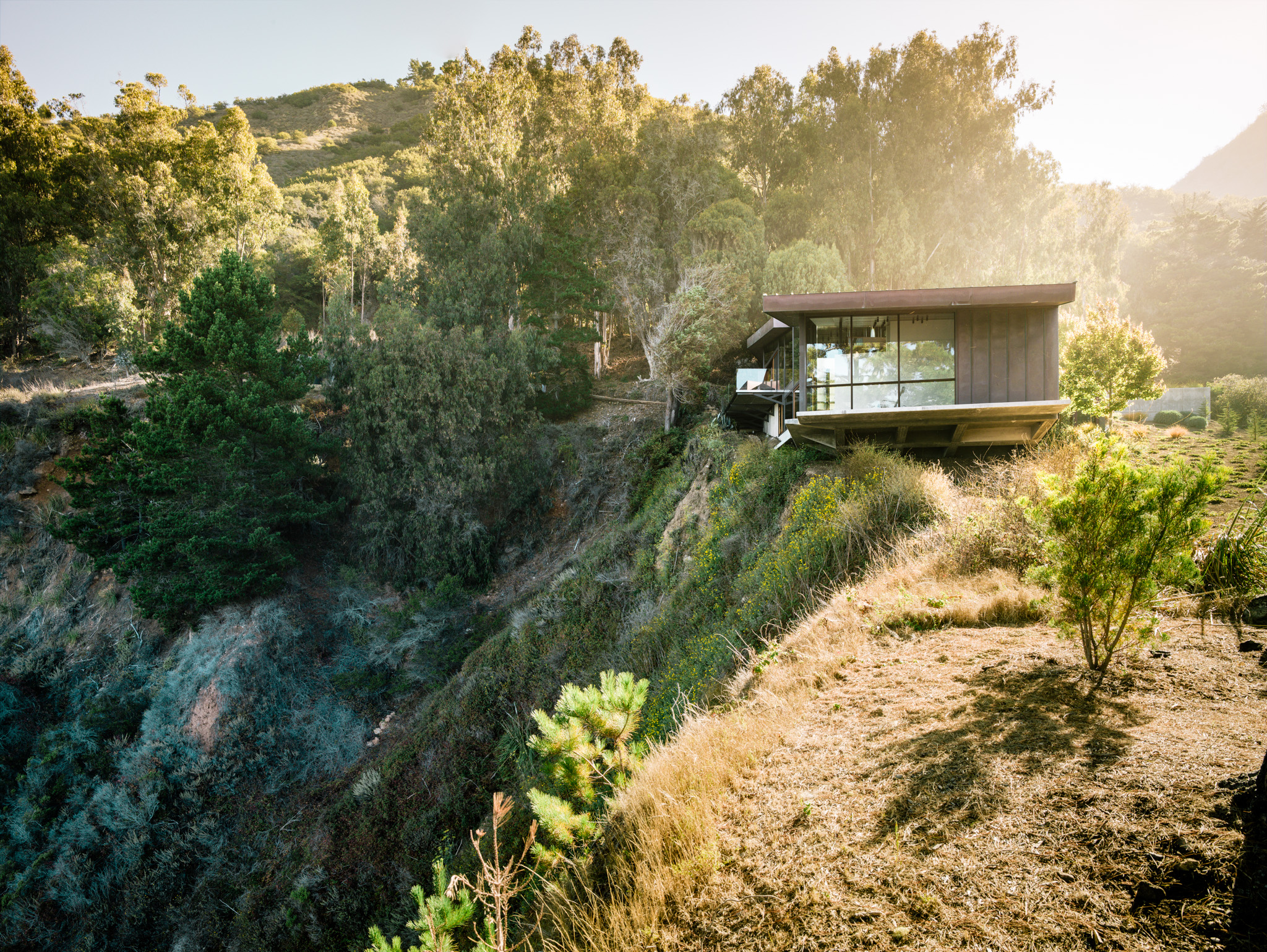 Гослинг домик под скалой. Эко дом в Калифорнии. Cliff House, Австралия. Отель на склоне горы Иджеван. Дом на склоне в Сан-Франциско.