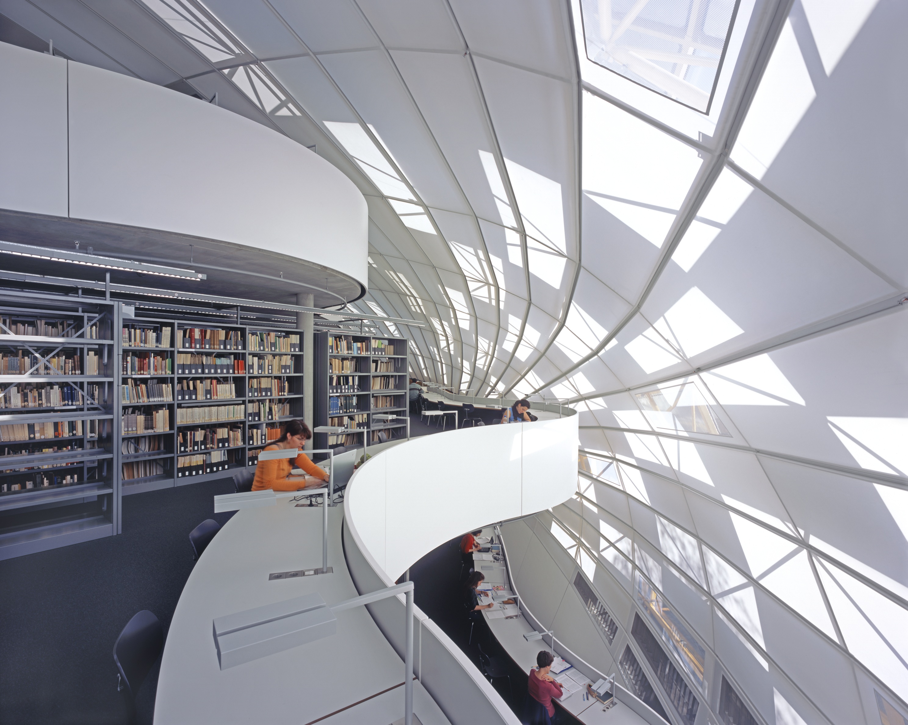 Библиотека является центром. Филологическая библиотека свободного университета Берлина. Свободный университет Берлина библиотека.