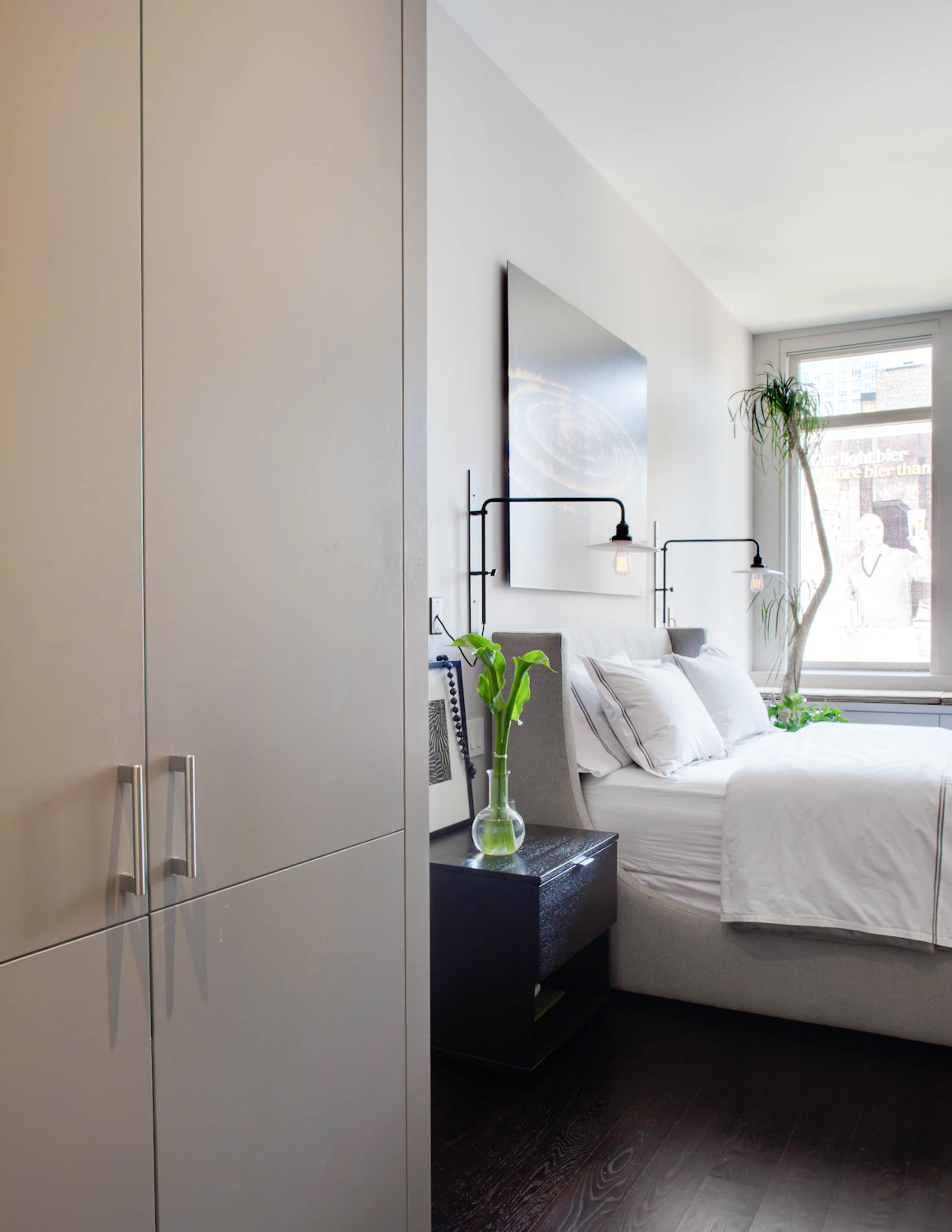 Маленькая узкая спальня