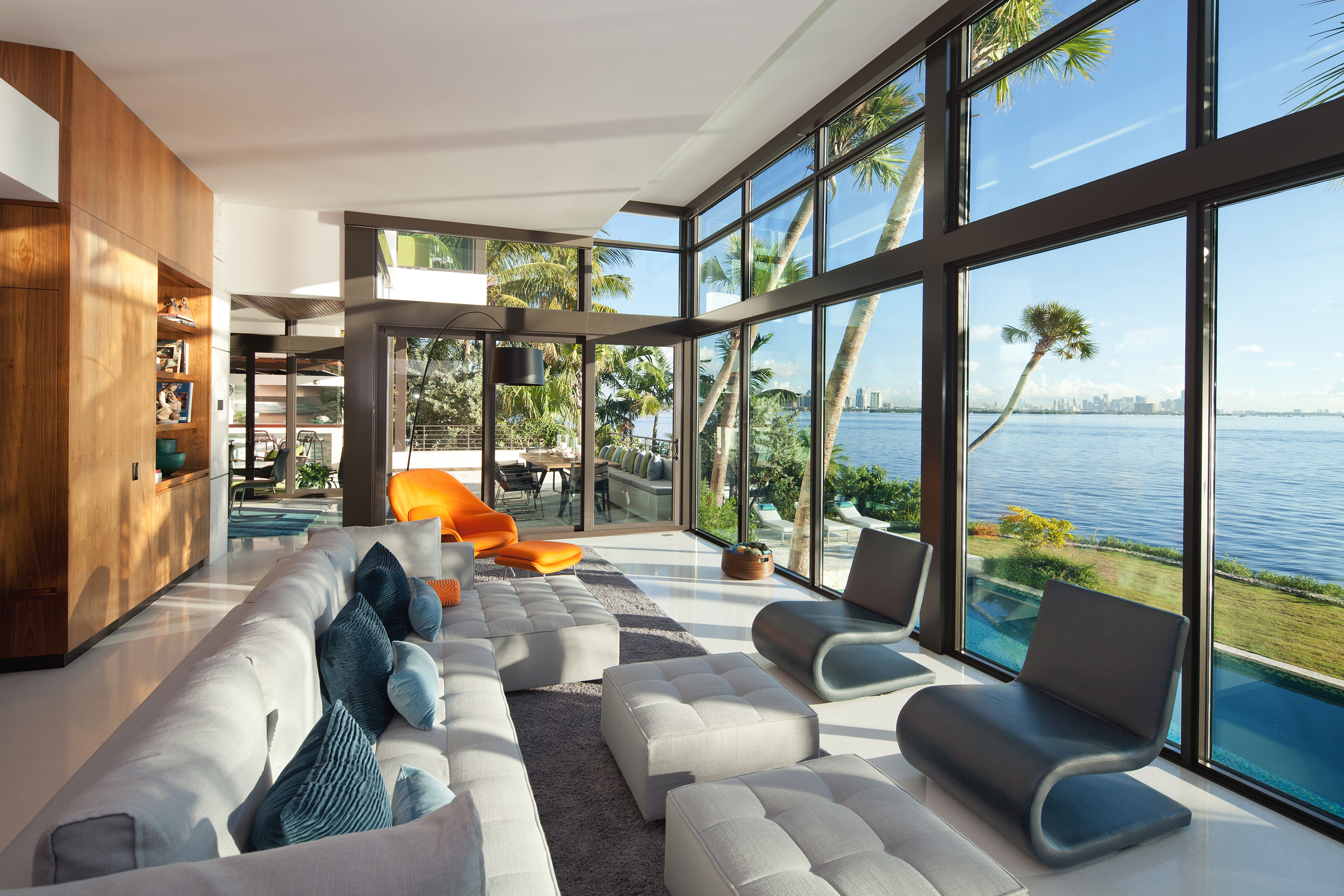 Домик с видом на море. Дом в Майами. Вилла с панорамными окнами. Дом с панорамными окнами с видом на море. Вилла гостиная с панорамными окнами.