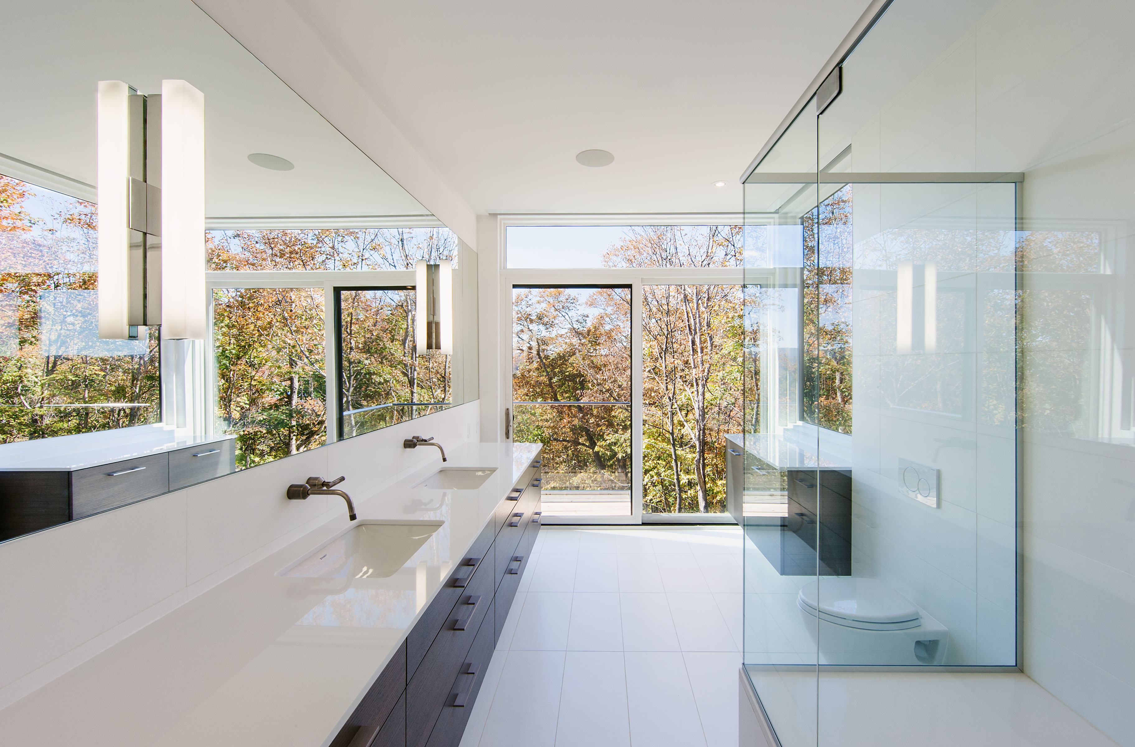 Ванна с большим окном. Современная ванная комната с окном. Окно в ванной комнате в частном доме. Ванная с панорамным окном. Ванная комната с окном в частном.