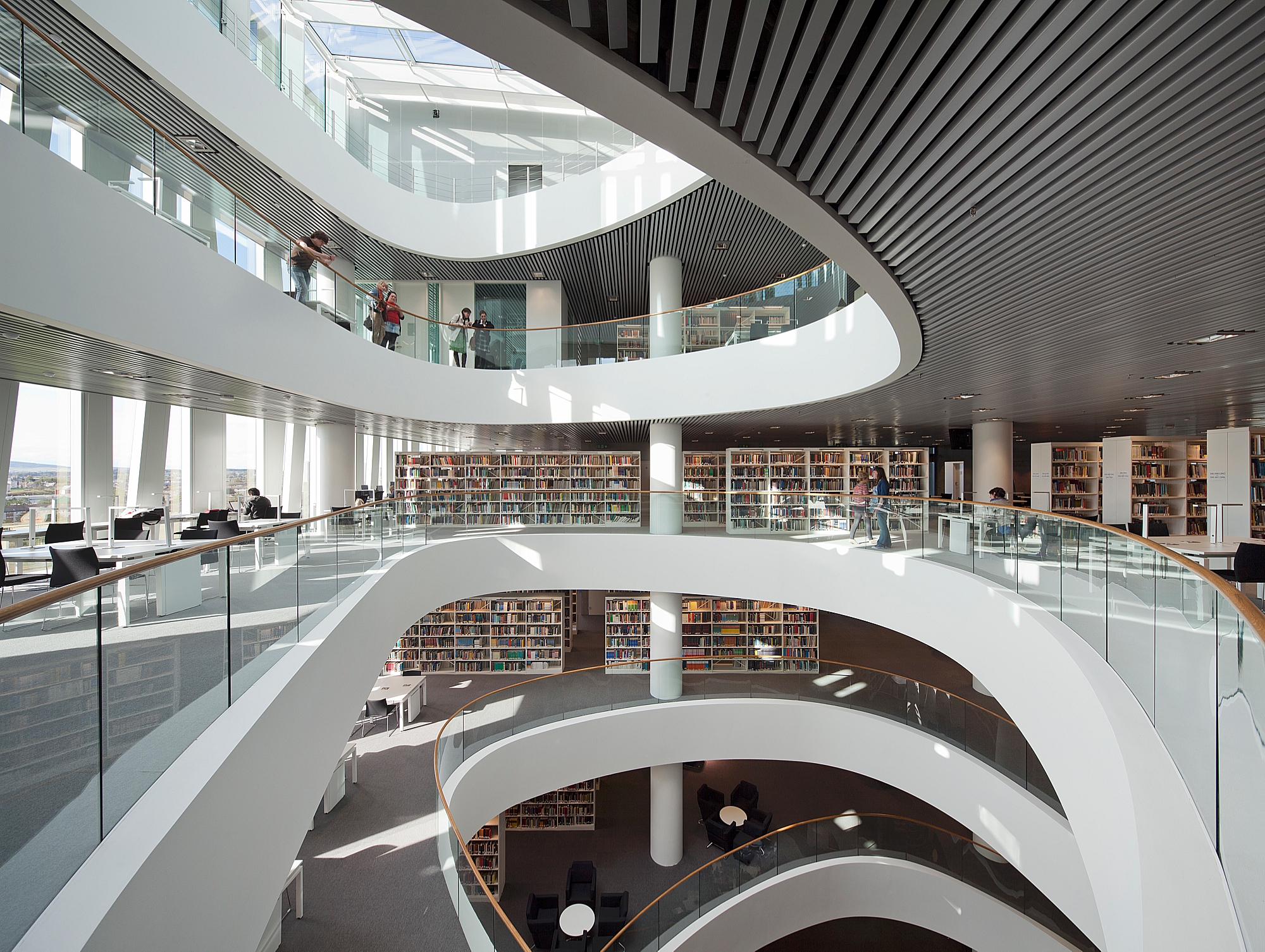 Platform library. Библиотека университета Абердин. Библиотека Абердинского университета Шотландия. University of Aberdeen библиотека. Атриум библиотеки.