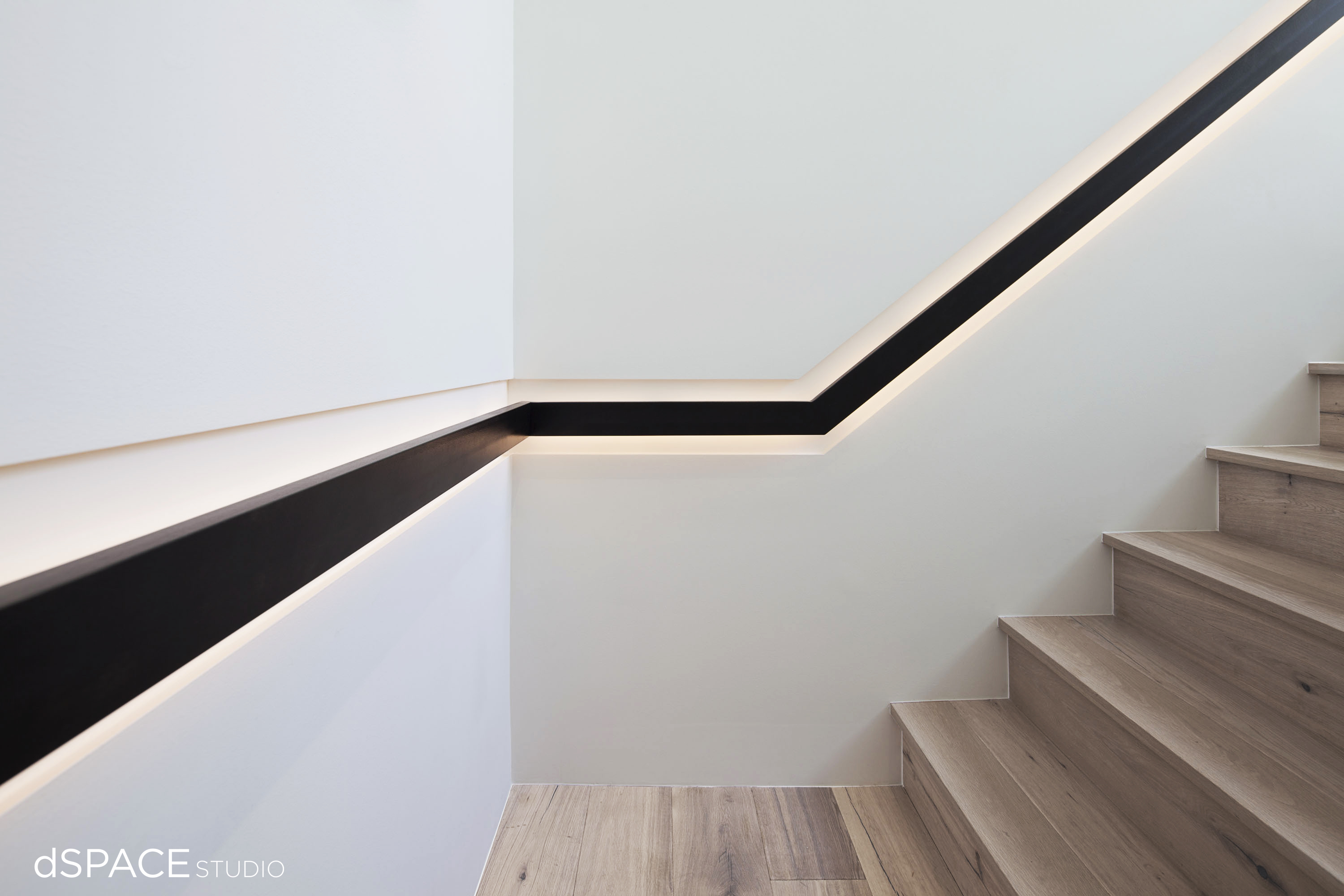 перила с подсветкой для лестниц. встроенный поручень для лестницы. перила к стене. скрытые перила. ступени керамогранит.