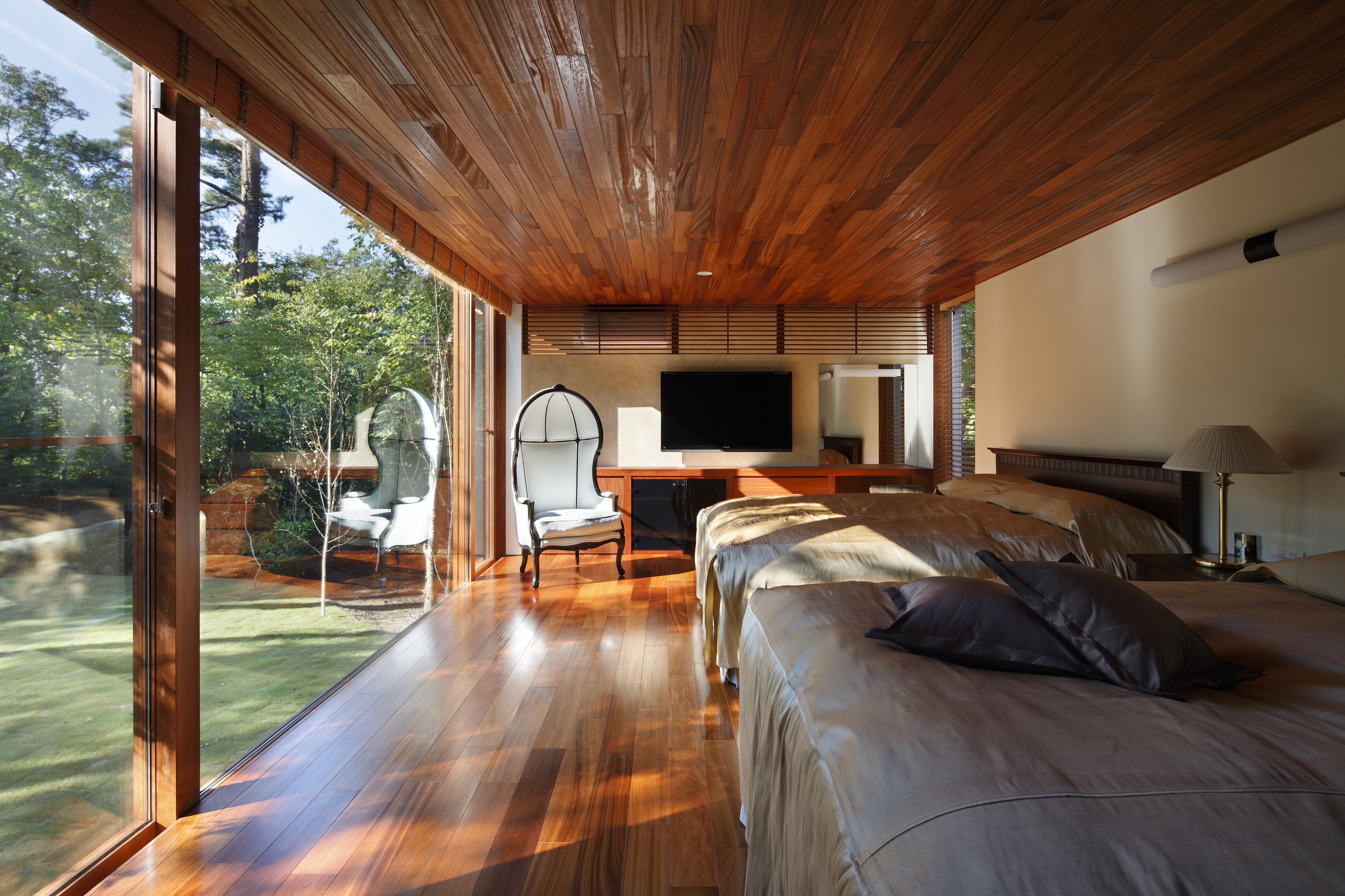 Дом муна. Красивые деревянные потолки. Деревянный потолок в спальне. Необычный деревянный дом. Современный деревянный потолок.