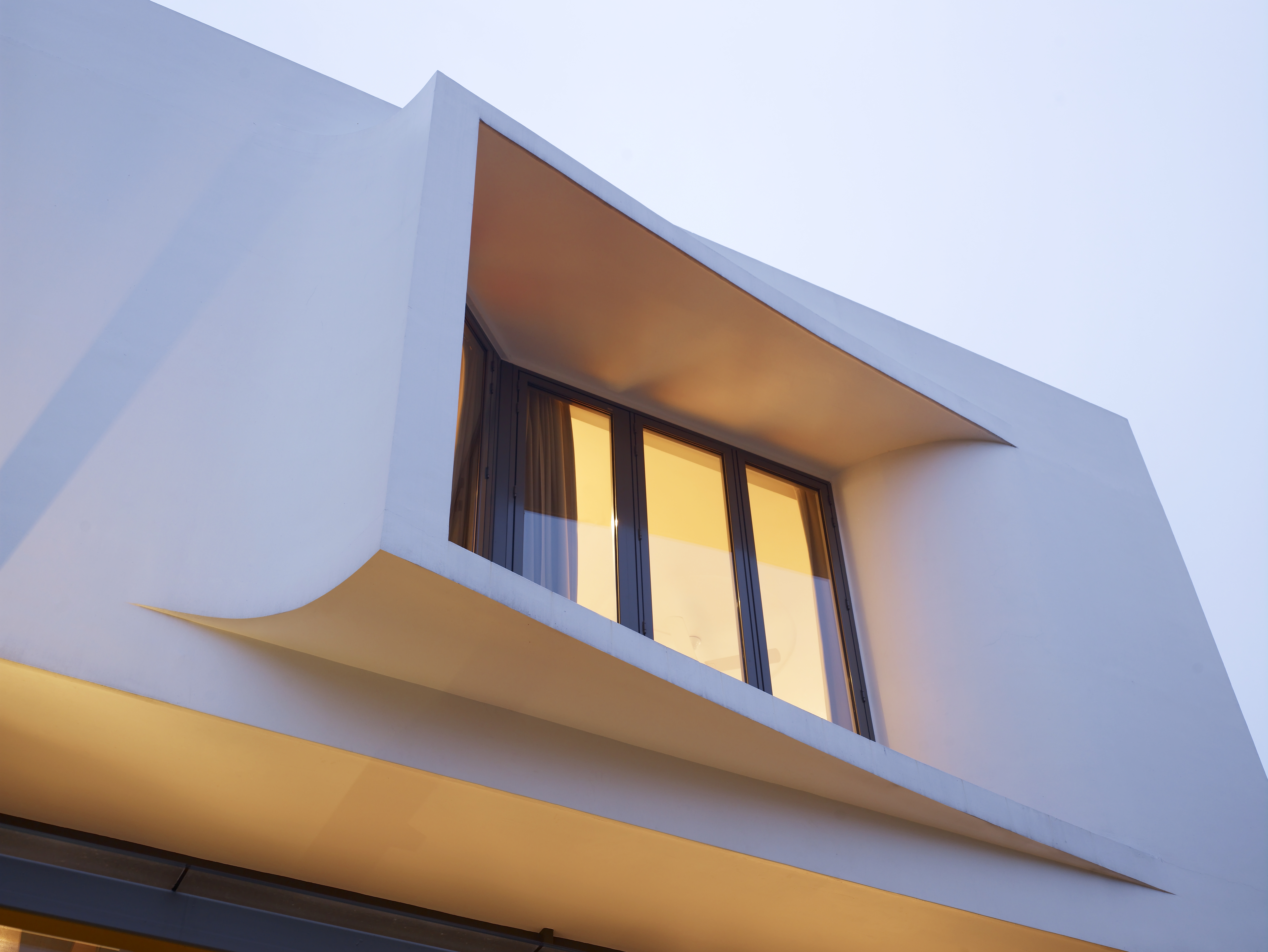 радиусные (моллированные) окна. радиусные (моллированные) окна. загнутые окна. радиусные цельностеклянные перегородки. радиусные стеклопакеты.